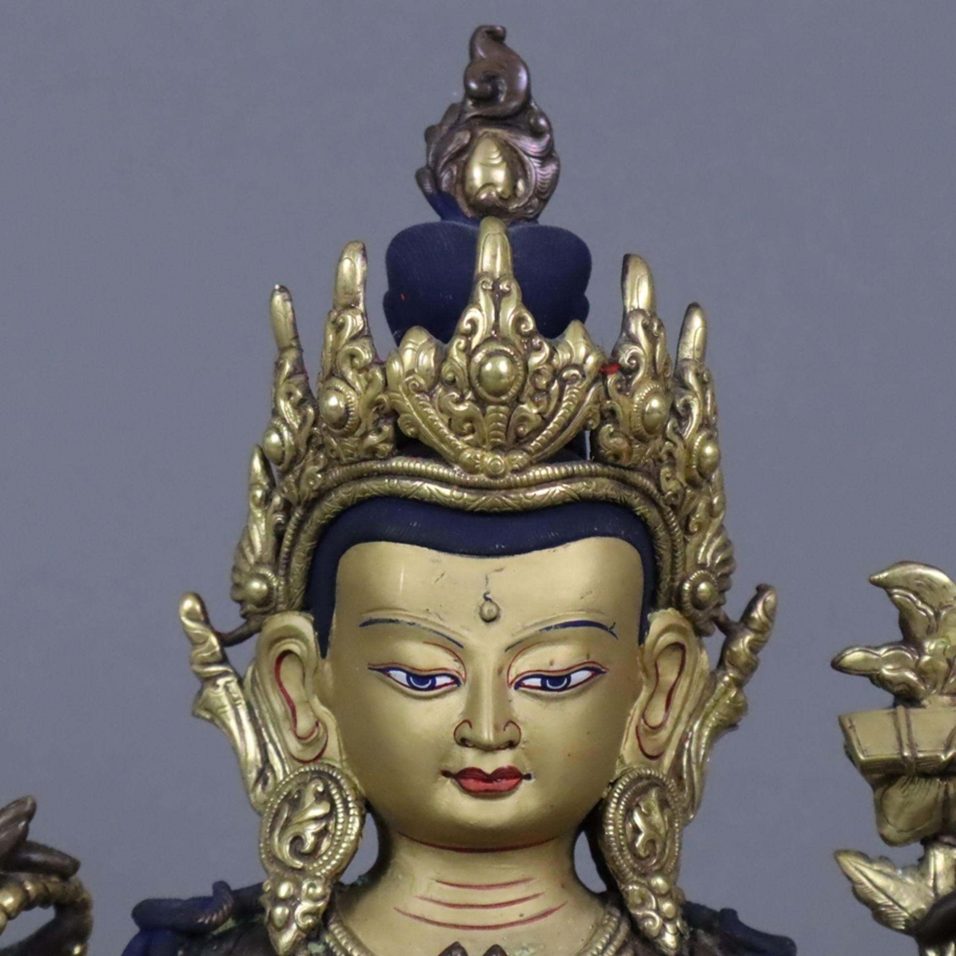 Shadakshari Avalokiteshvara - Tibet, zweiteilige Kupferbronze, teils kultisch bemalt und (kalt)verg - Image 3 of 10