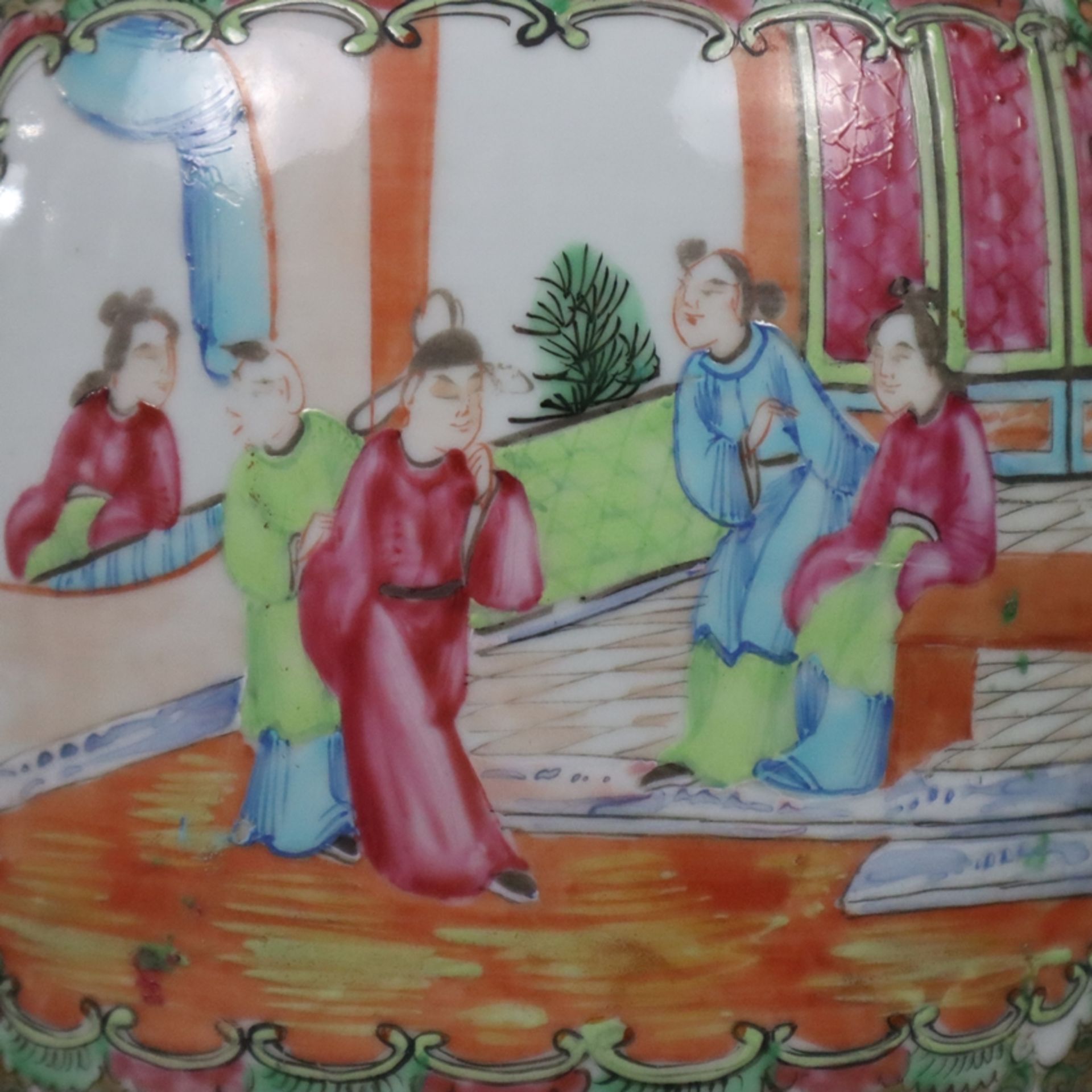 Famille rose- Vase im Kanton-Stil - China, ausgehende Qing-Dynastie, robuster Balusterkorpus, am Ha - Image 5 of 14