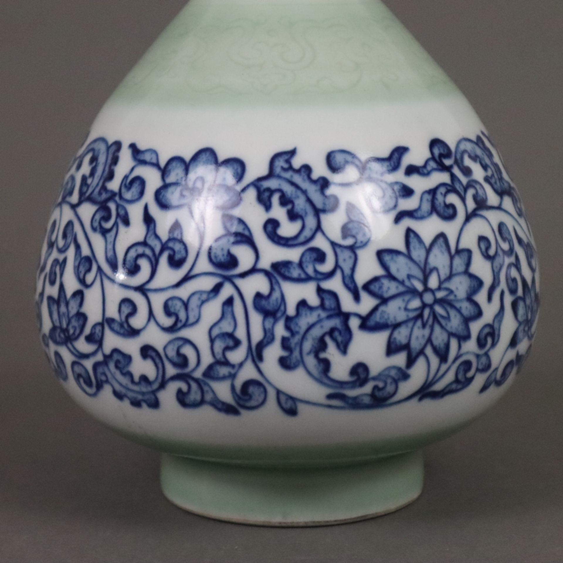 Flaschenvase - China, vom Typ „Yuhuchun“, zierliche blau-weiße Porzellanvase mit birnenförmigem Kör - Bild 5 aus 8
