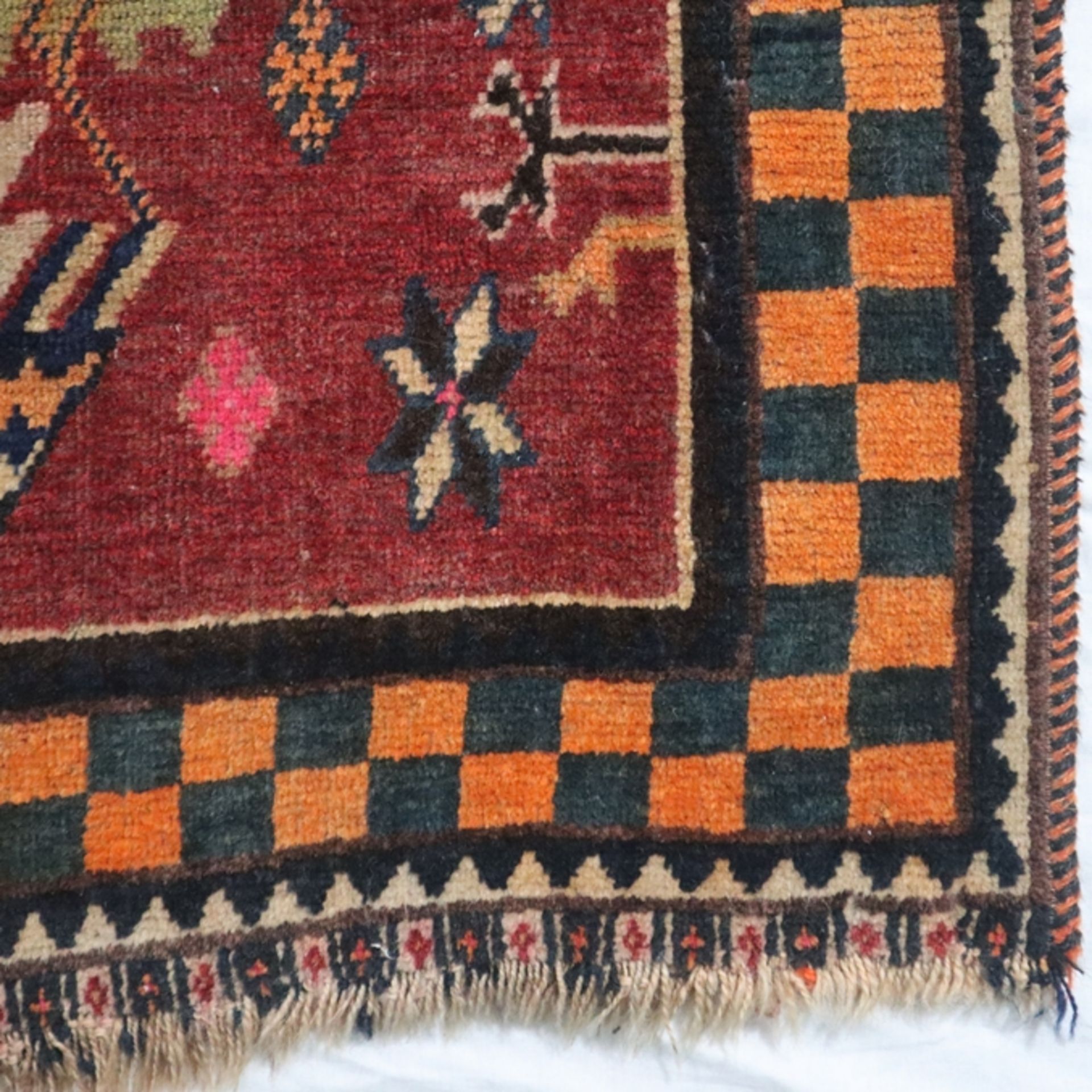 Teppich - wohl Kaukasus, Wolle, Pflanzenfarben, Vogelmuster, Rand mit Schachbrettmuster, Gebrauchss - Image 4 of 10