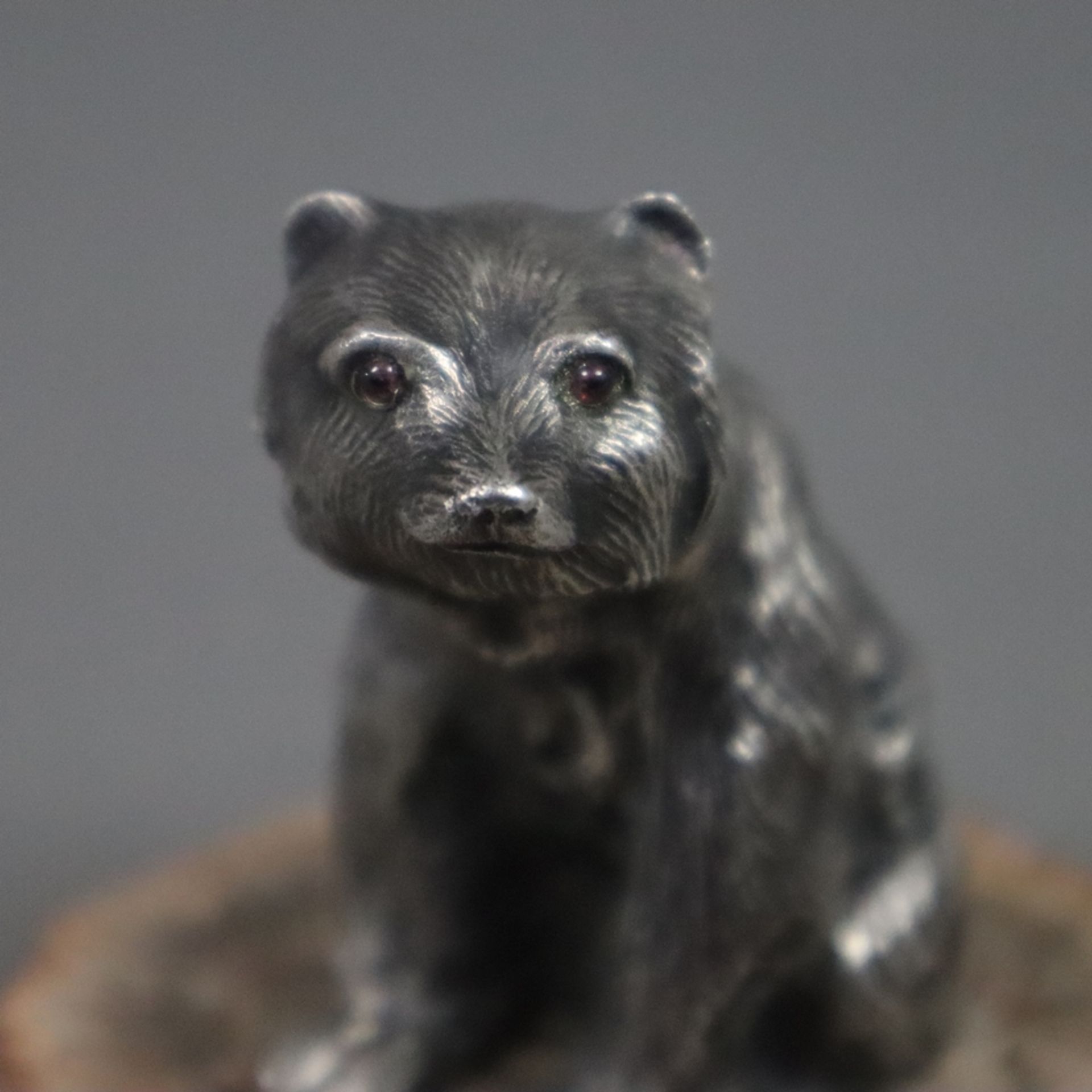 Tierfigur aus Silber - naturalistisch geformter Bär in Sitzposition mit Rubinaugen, ziseliert, vers - Bild 2 aus 4