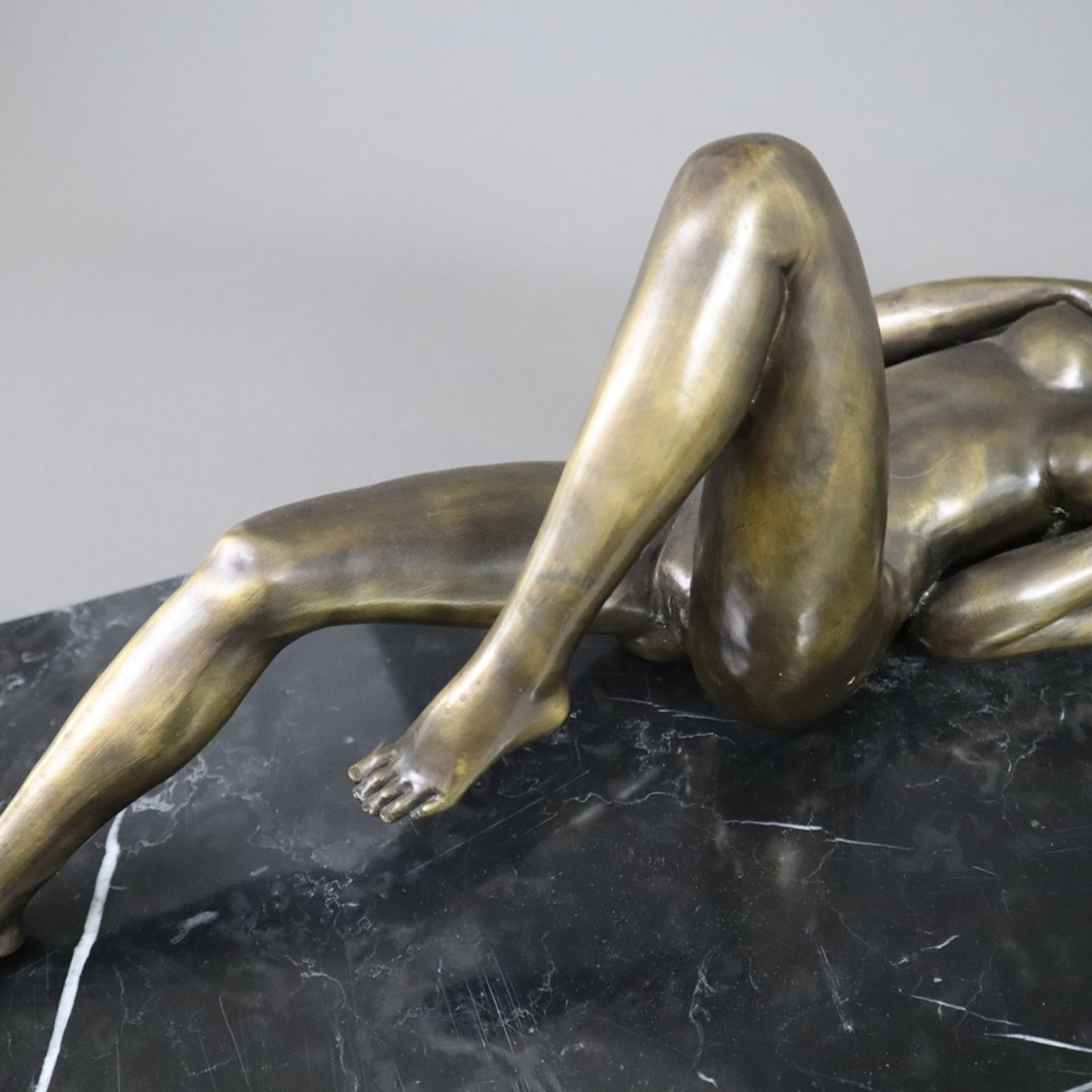 Unbekleidete Venus auf Marmorpodest liegend - Bronze, 20. Jh., weiblicher Akt in lasziv ausgestreck - Bild 6 aus 10