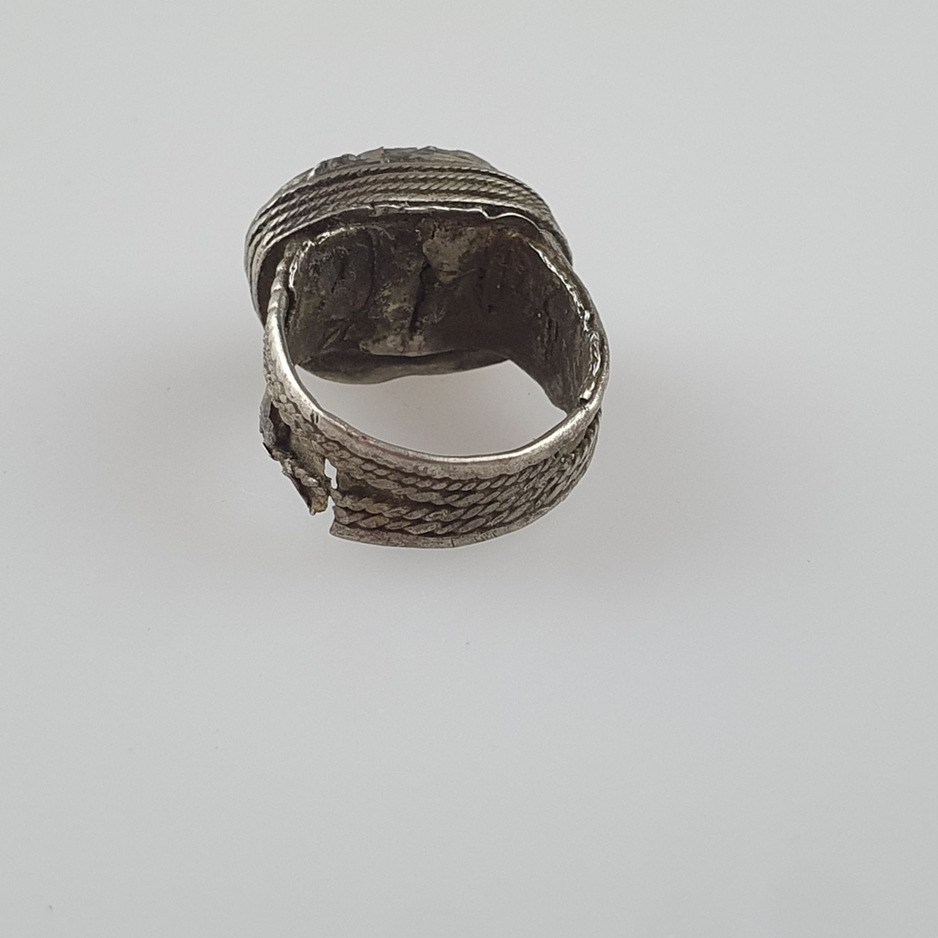 Silberring - mit facettiertem Smaragd besetzt, Ringkopf ca.17 x 12 mm, ca. 5,6g, Ringschiene verzog - Image 6 of 6