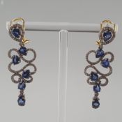 Ein Paar prunkvolle Ohrhänger/-stecker mit Saphiren und Diamanten - Silber, teils vergoldet, als Ab