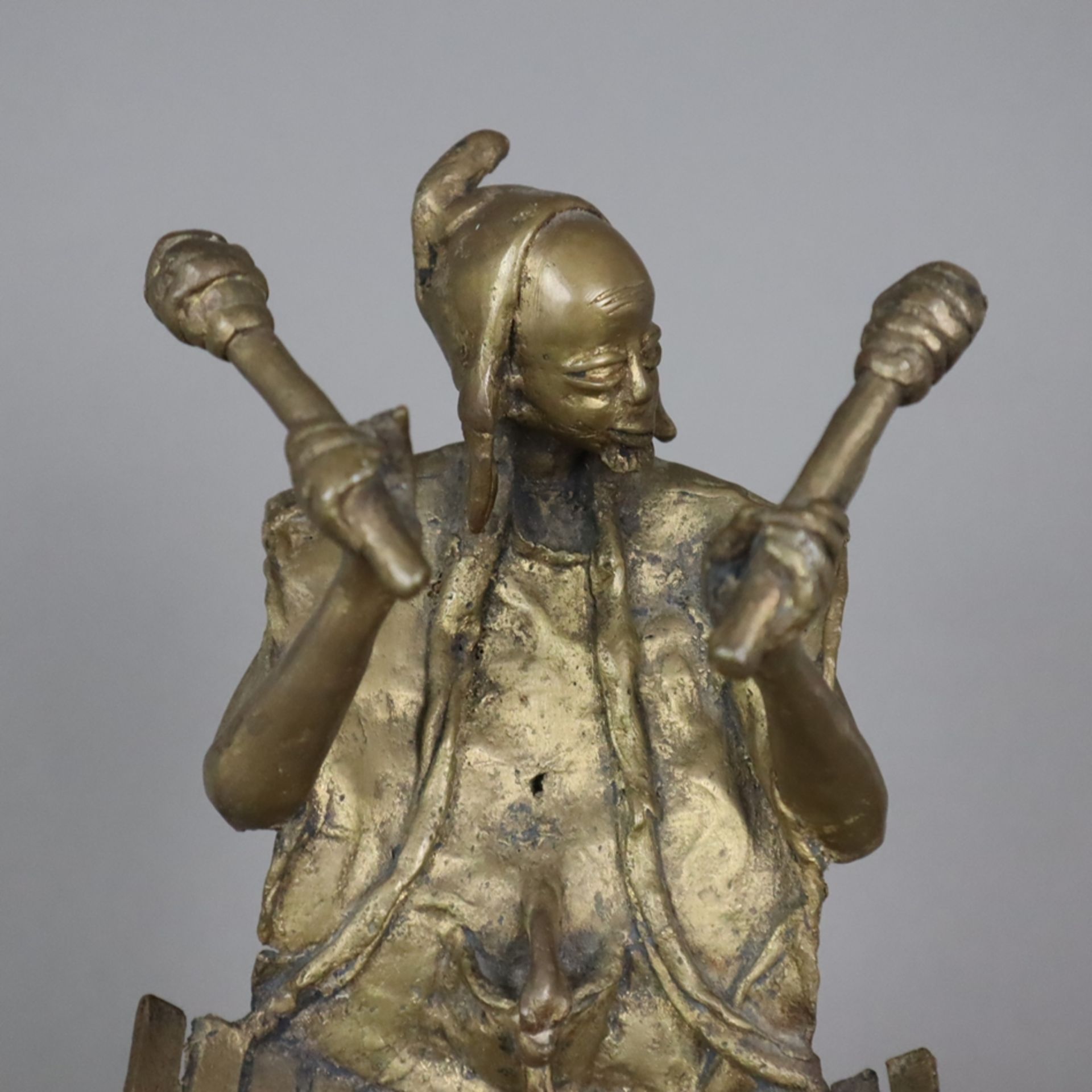 Glockenspieler - Bronze, vollrunde Darstellung eines Musikers mit Glockenspiel und zwei Schlägeln,  - Bild 2 aus 6