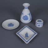 Konvolut Wedgwood - England, helle Jasperware, Reliefdekor in Wedgwoodblau mit antikisierenden Figu