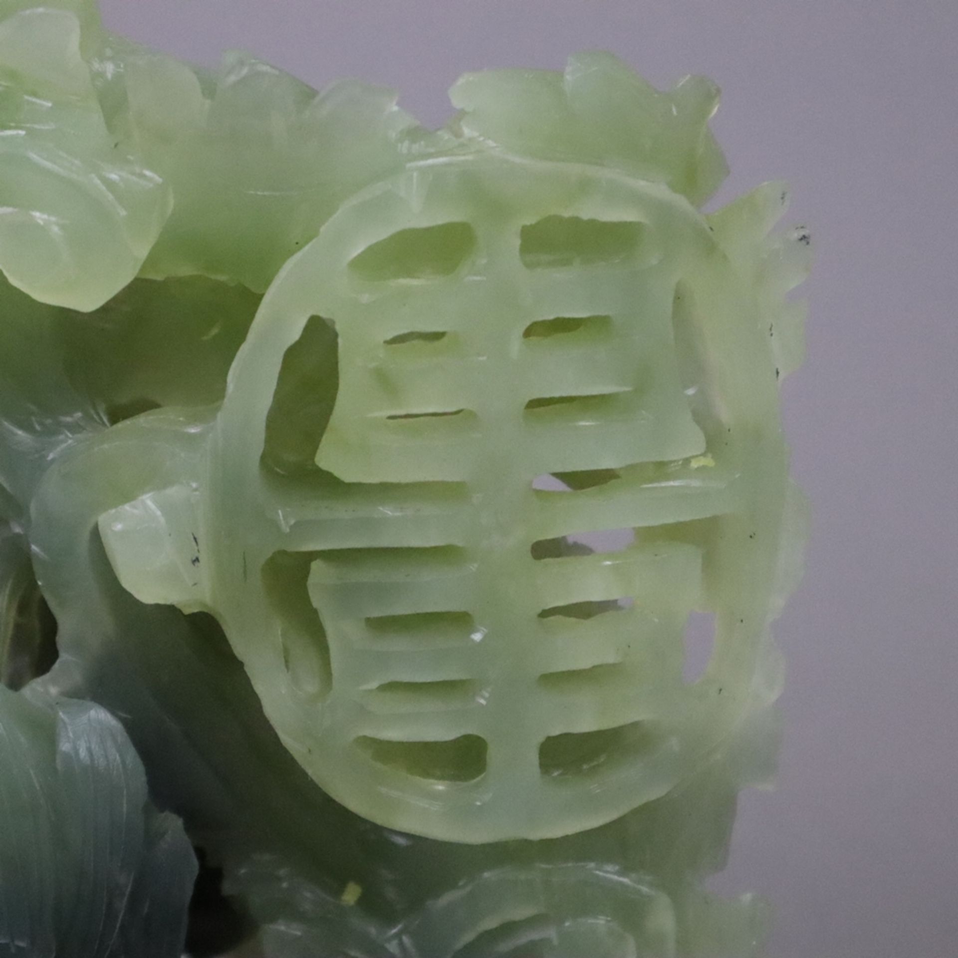 Jadeskulptur mit Drachenmotiven - China, seladongrüne bis dunkelgrüne Jade, durchbrochen gearbeitet - Bild 8 aus 9