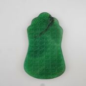 Jadeplakette verziert mit den "schönen Namen Allahs" - grüne Jade mit dunklem Einschluss, geschweif