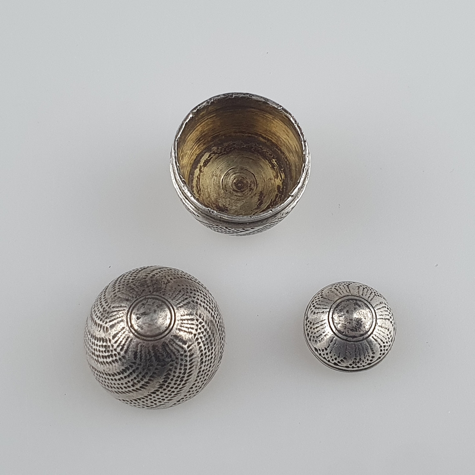 Riechei / Pomander aus Silber - deutsch, 18. Jh., undeutlich punziert (wohl Augsburg), eiförmige Ri - Image 4 of 5