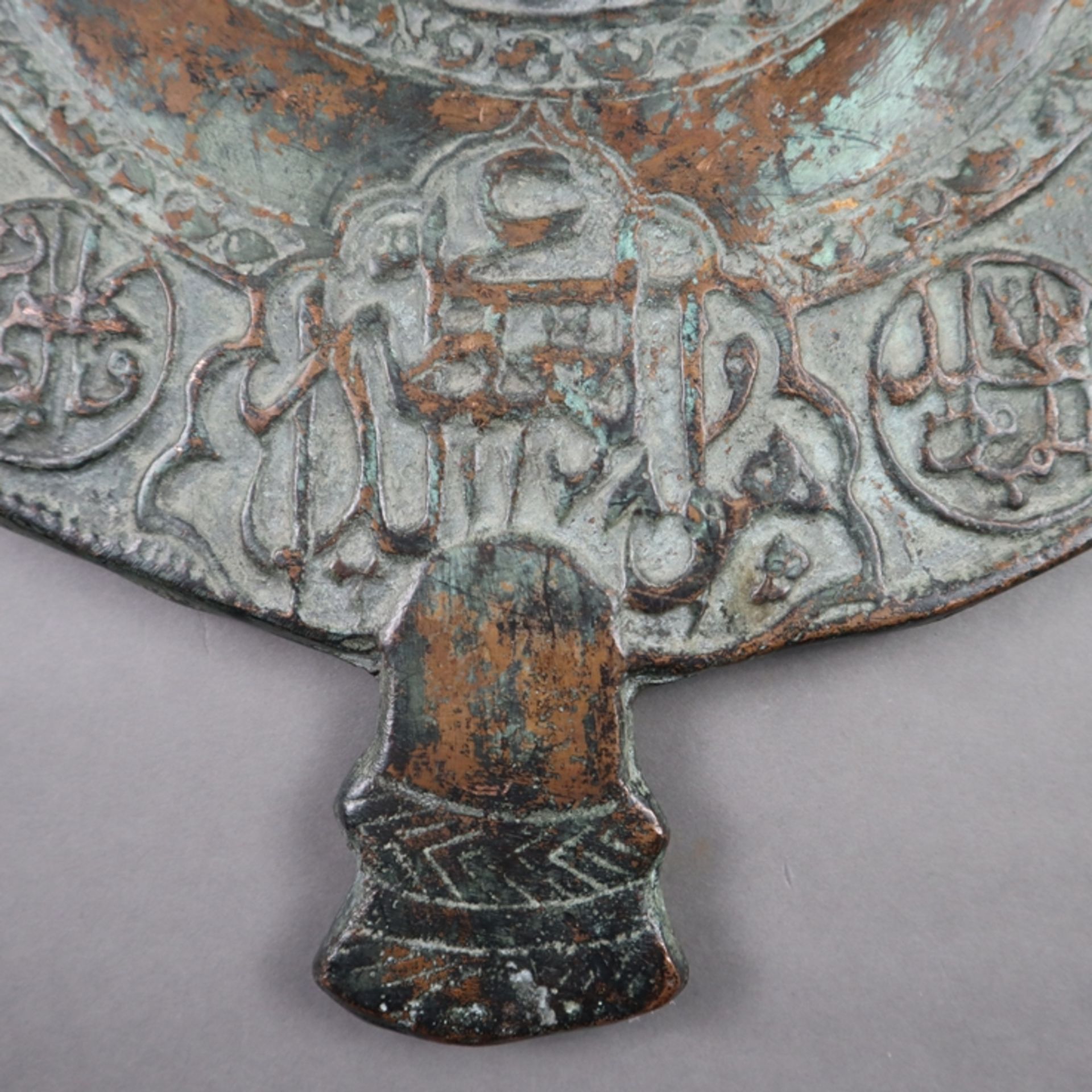 Safavidische Prozessionsstandarte "Alam" - Persien, 18. Jh. Eisen, Bronze, mit grüner Patina, Maße: - Image 8 of 11