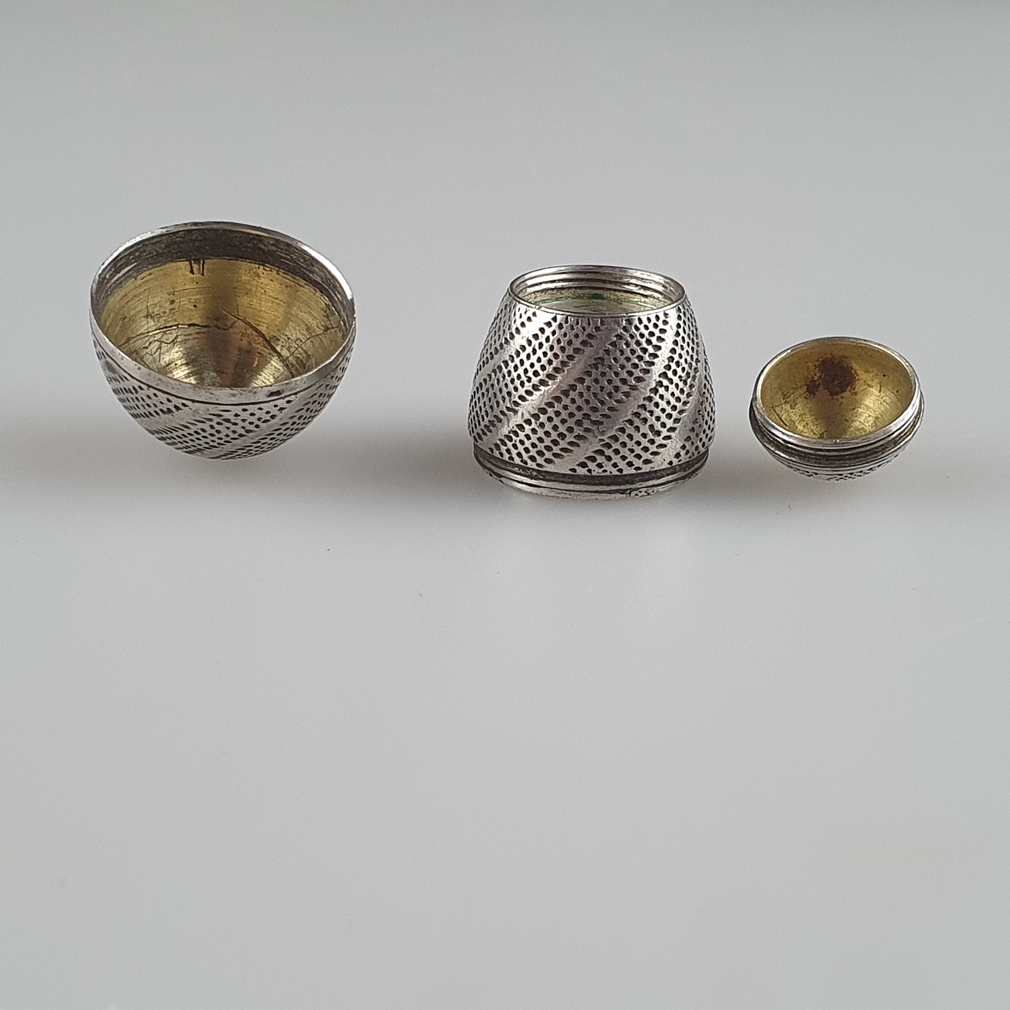 Riechei / Pomander aus Silber - deutsch, 18. Jh., undeutlich punziert (wohl Augsburg), eiförmige Ri - Image 3 of 5