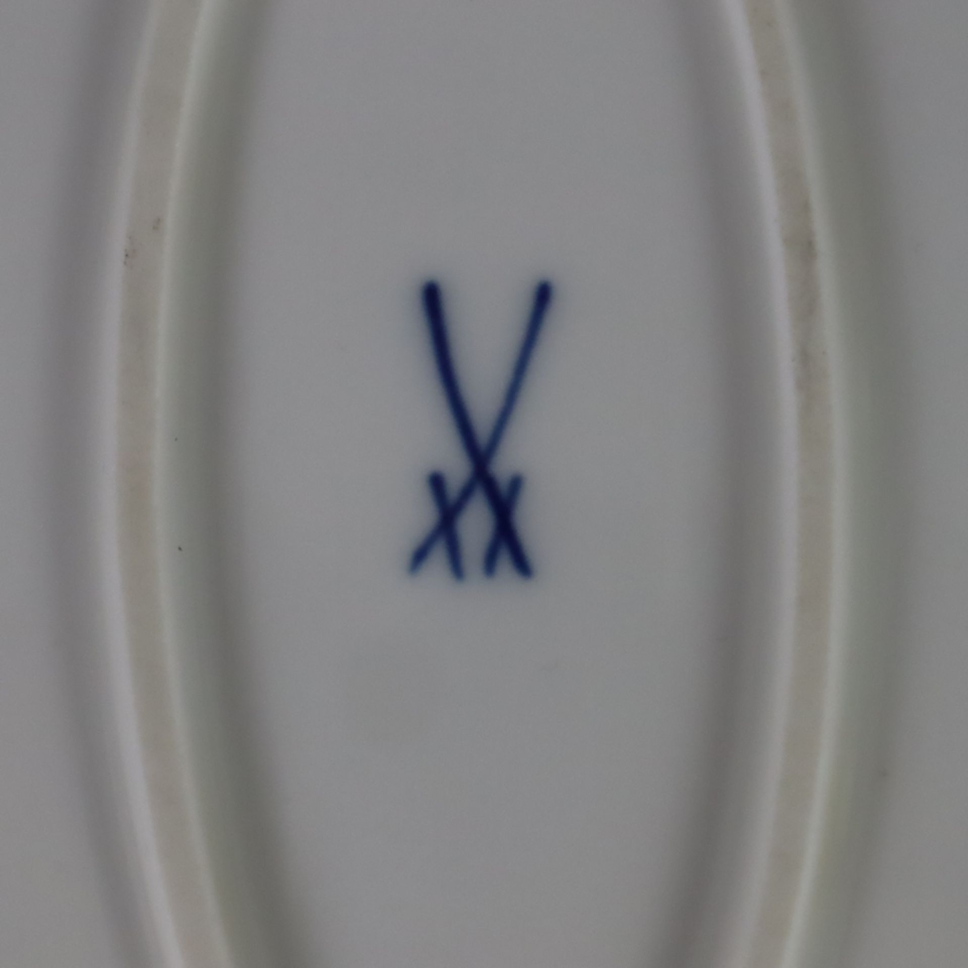 Konvolut "Zwiebelmuster" - Meissen, Porzellan, unterglasurblaues Zwiebelmuster, 3-tlg.: 1x ovale Pl - Bild 9 aus 10