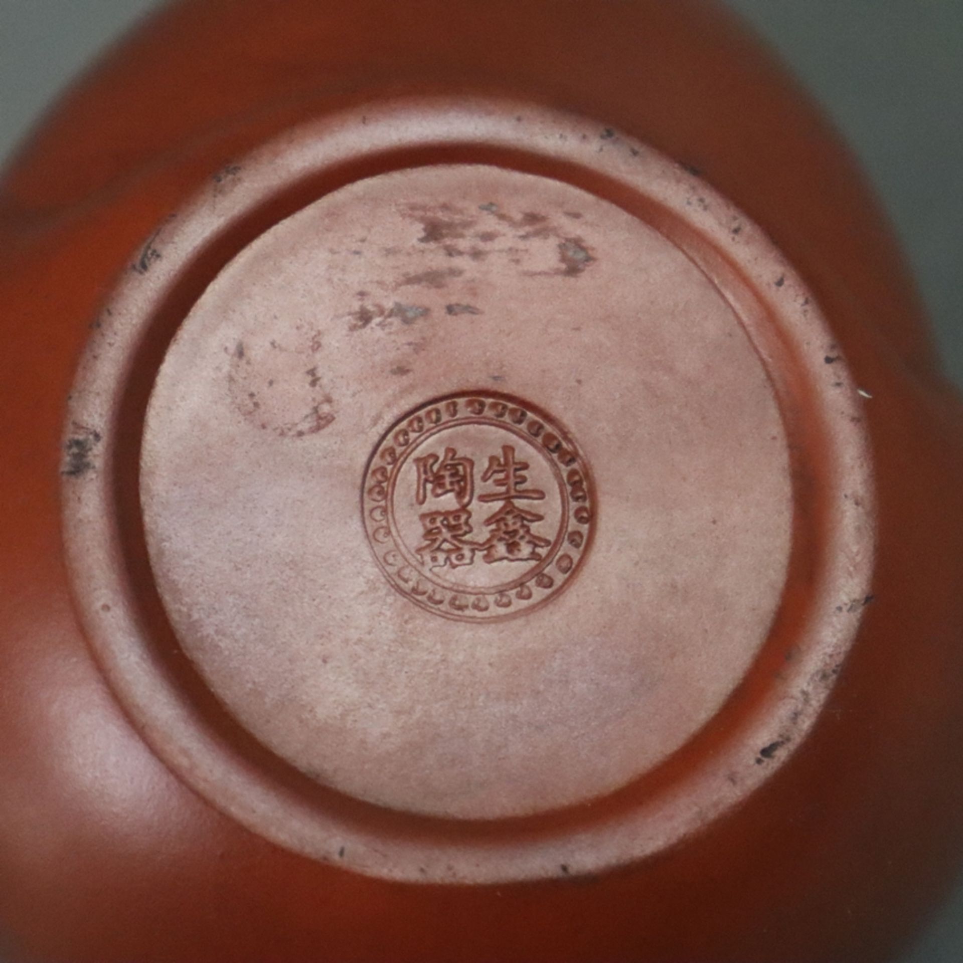 Teekännchen - China, Yixing-Keramik, Korpus in Gestalt einer Maus, wobei der Schwanz den Henkel bil - Bild 6 aus 6