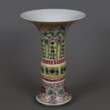 Vase - Porzellan, China 20.Jh., in traditioneller Gu-Form mit üppigem floralem Schmelzfarbendekor,