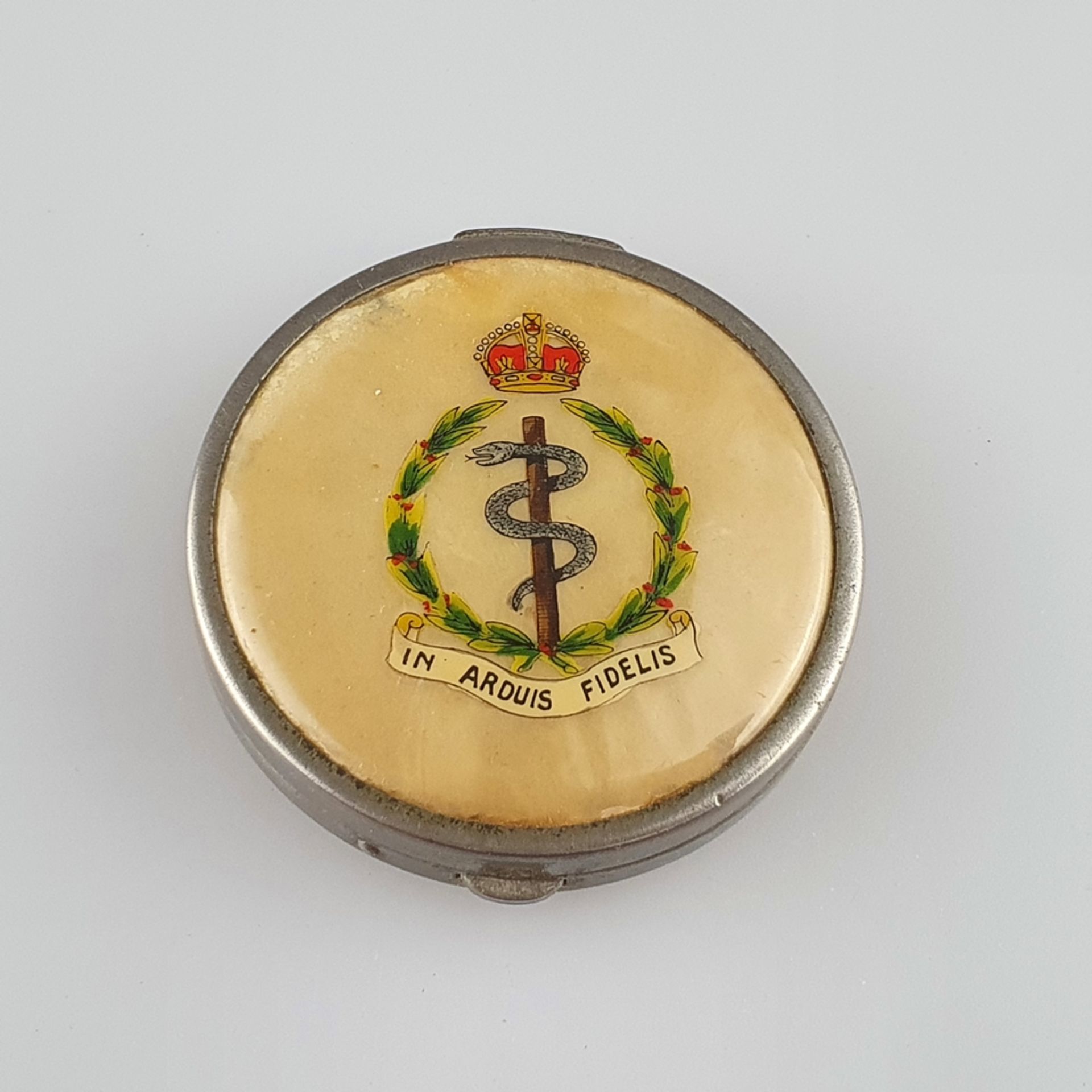 Kleine Puderdose - aufklappbare runde Puderdose mit dem Emblem des Royal Army Medical Corps mit Äsk