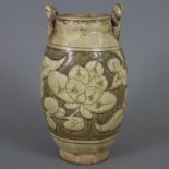 Vorratsgefäß in der Art der Cizhou-Ware - China, ovoider Korpus mit hochstehenden Korbgeflecht-Grif