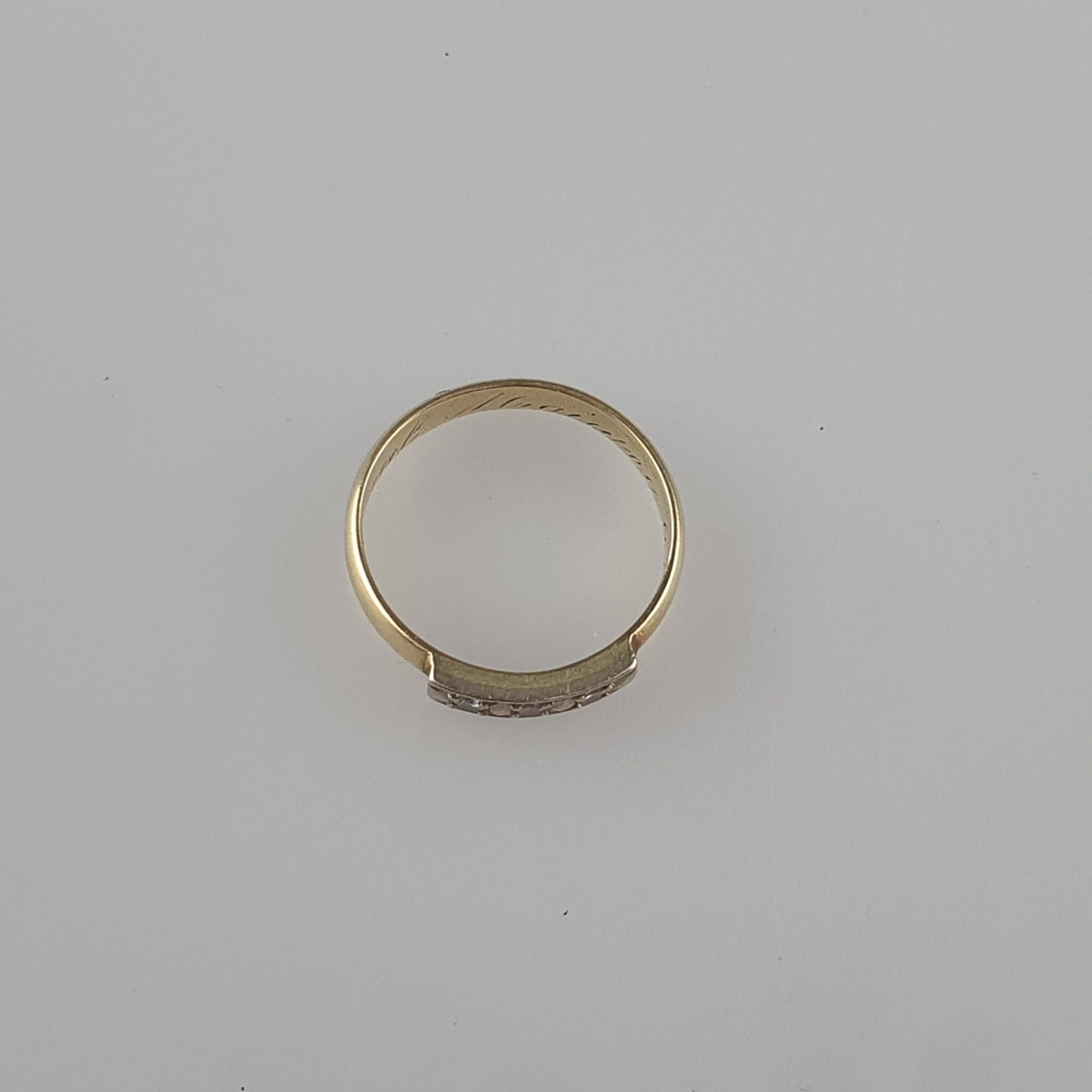 Goldring - 14 K Gelbgold, "585" gestempelt, rechteckiger Ringkopf besetzt mit drei kleinen Diamante - Bild 3 aus 5