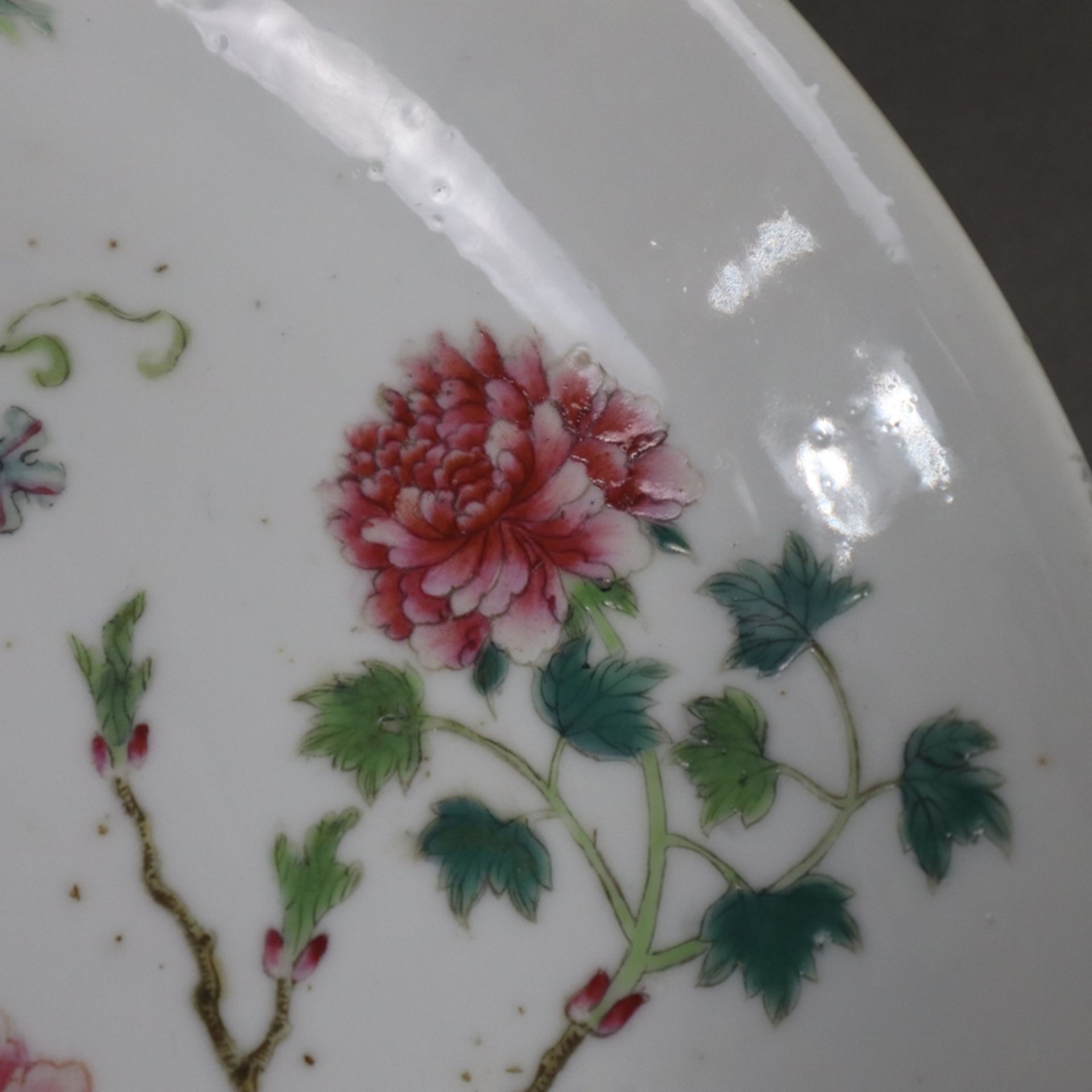 Famille rose-Schale - China, runde gemuldete Form auf Standring, Dekor mit polychromen Emailfarben  - Bild 2 aus 8