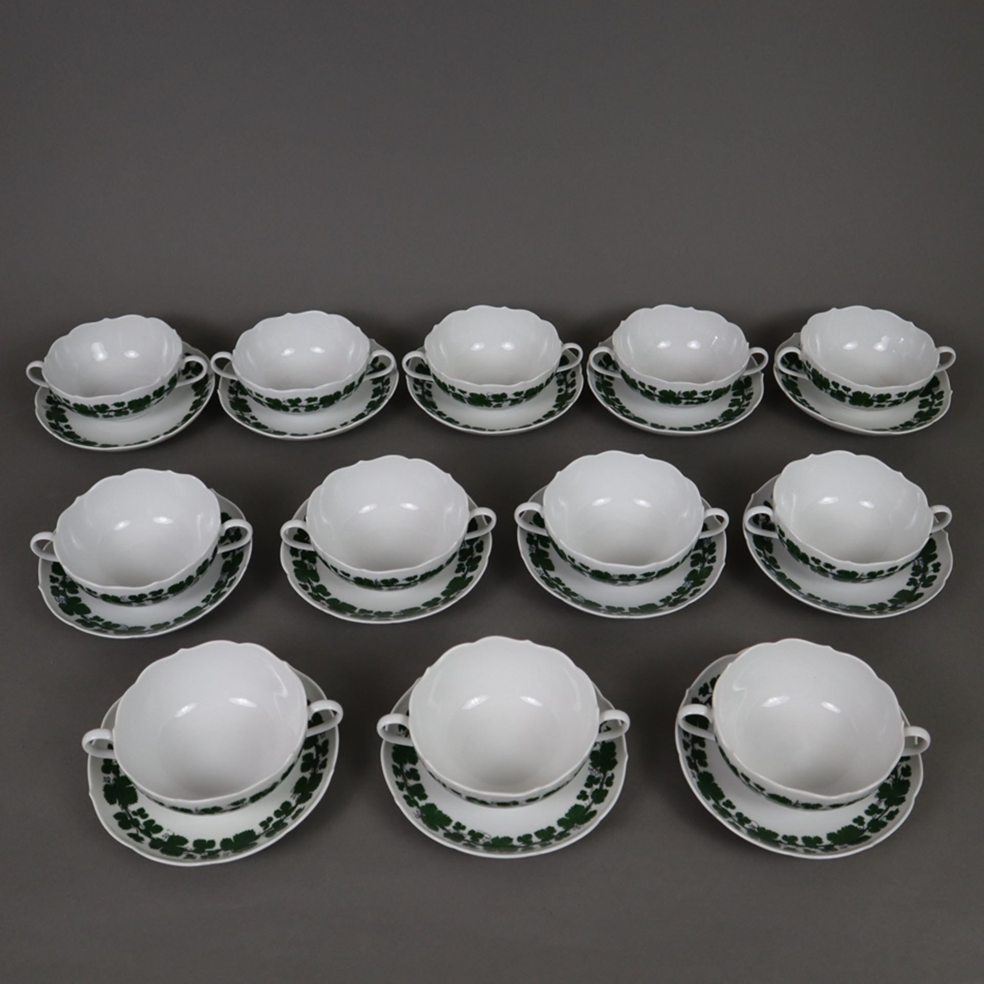 12 Suppentassen mit Untertassen - Meissen, Porzellan, Weinlaubdekor in Grün und Schwarz, Form "Neue