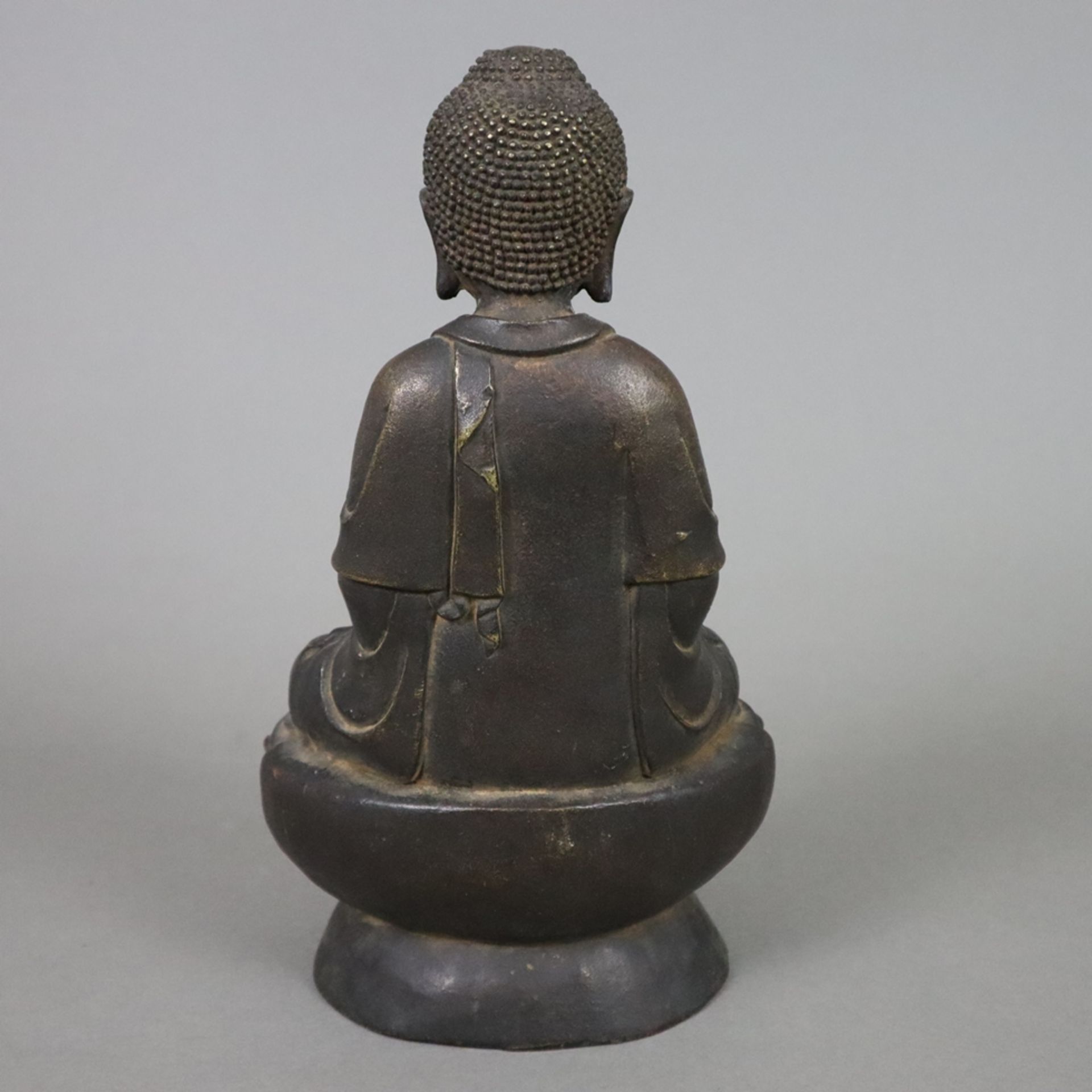 Buddhafigur - China, Bronzelegierung braun patiniert, in Meditationspose auf hohem Lotossockel sitz - Bild 8 aus 9