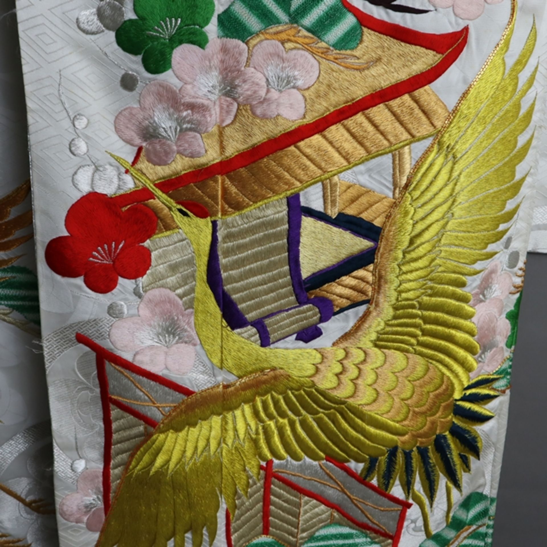 Traditioneller Hochzeitskimono - Japan, 20.Jh., heller Seidenbrokat, farbige Stickerei mit Gold- un - Bild 8 aus 11