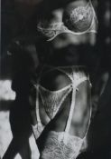 Sieff, Jeanloup (1933 - Paris - 2000) - "Dessous", 1986, Offsetdruck, mit Passepartout unter Glas g