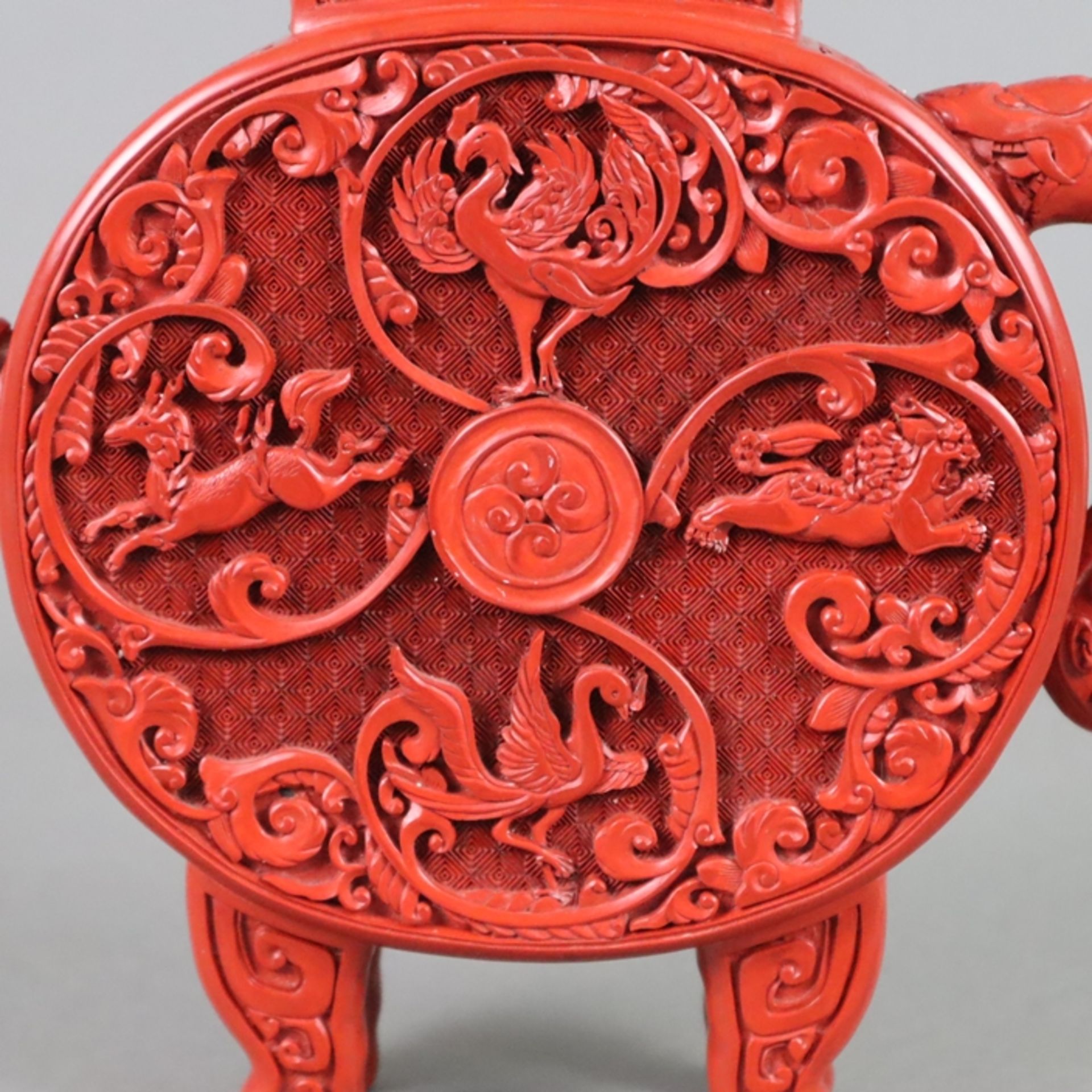 Schnitzlack-Teekanne - China, ausgehende Qing-Dynastie, nach 1900, Außenwandung mit rotem Schnitzla - Image 6 of 12