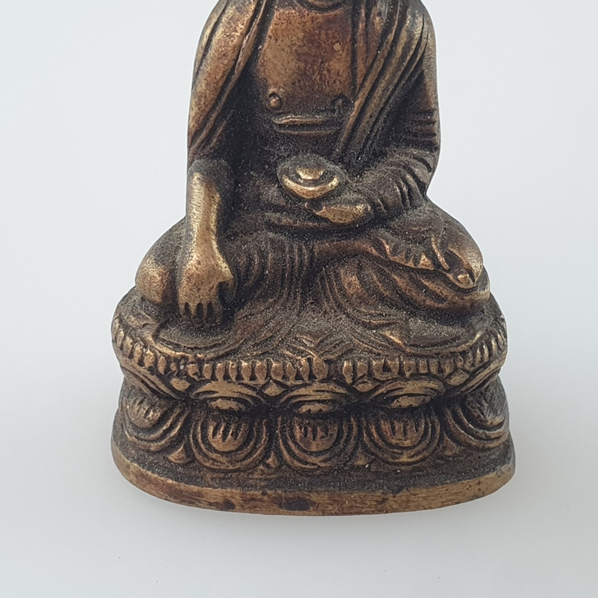 Miniaturfigur Buddha Shakyamuni - Indien, Bronze mit Vergoldung, auf doppeltem Lotossockel in padma - Bild 3 aus 8