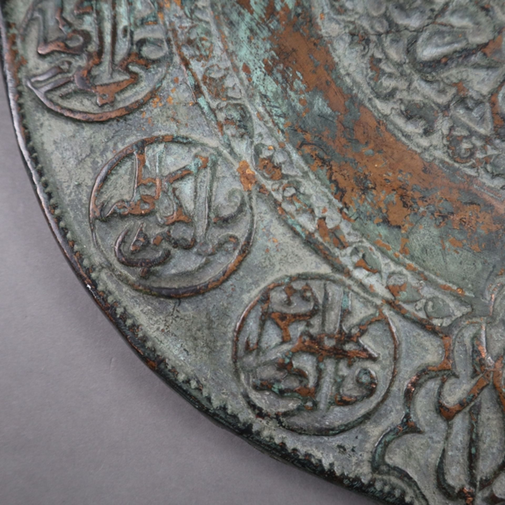 Safavidische Prozessionsstandarte "Alam" - Persien, 18. Jh. Eisen, Bronze, mit grüner Patina, Maße: - Image 10 of 11