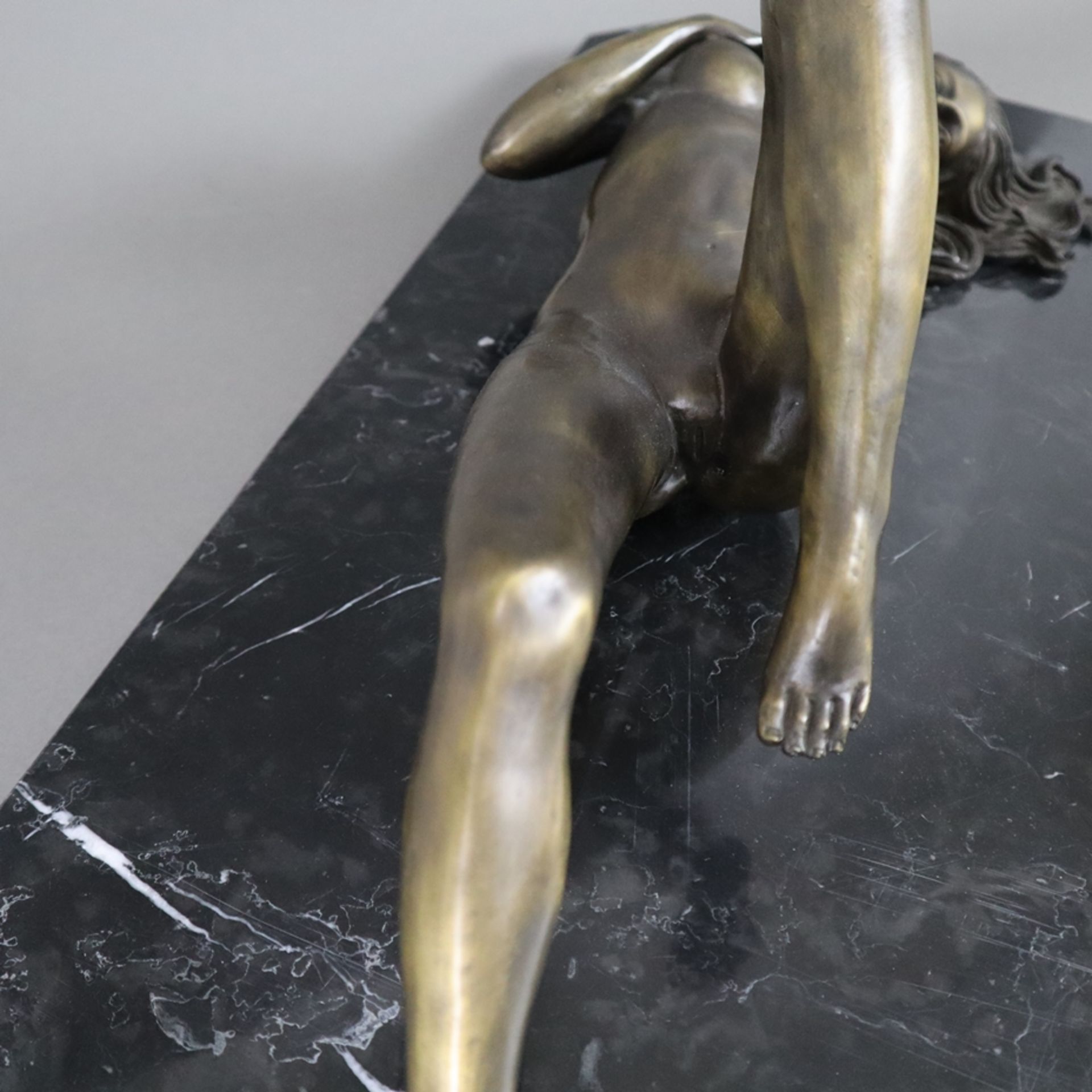 Unbekleidete Venus auf Marmorpodest liegend - Bronze, 20. Jh., weiblicher Akt in lasziv ausgestreck - Bild 7 aus 10