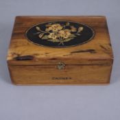 Kleine Holzschatulle - um 1900, achteckiger Korpus mit Scharnierdeckel aus Olivenholz, im Deckel ei
