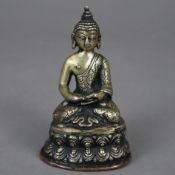 Kleinfigur des Buddha Shakyamuni - Tibet/Nepal, Gelbbronze, in dhyana-asana auf doppeltem Lotosthro