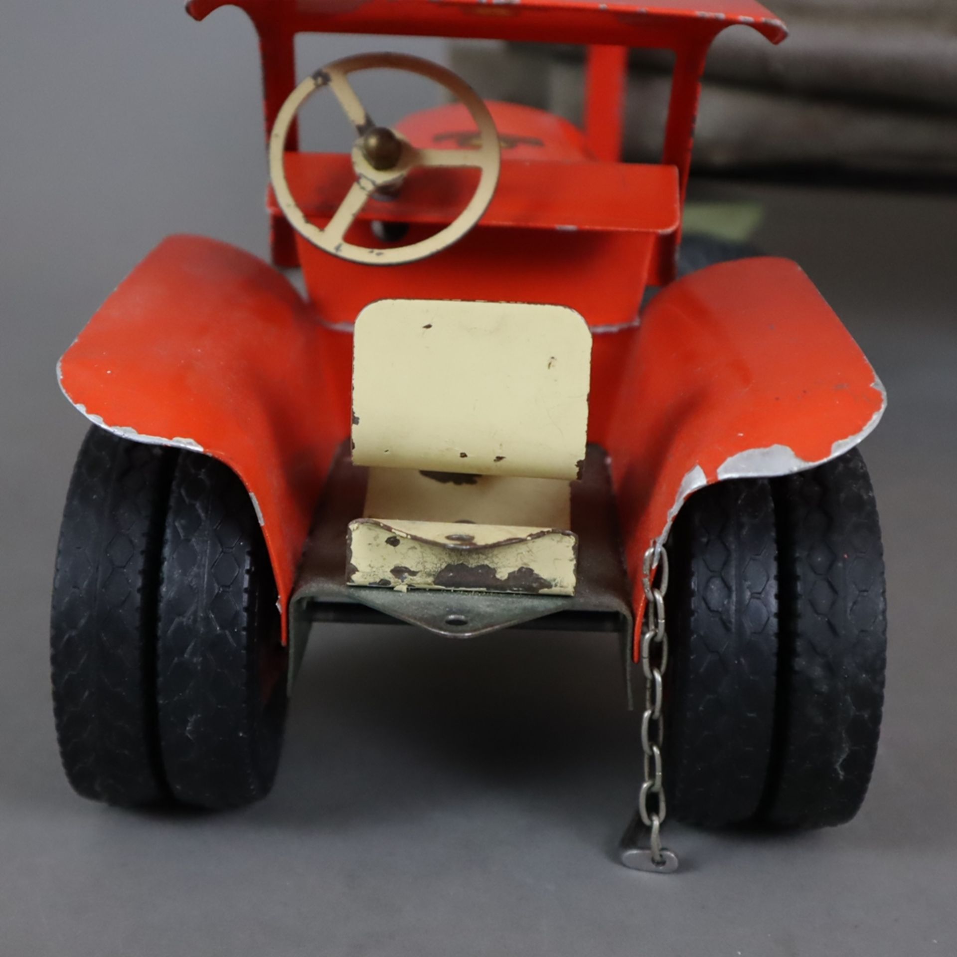 Steiff Blechtraktor & Langholzanhänger - Traktor mit Bakelitgrill und- Felgen mit Druckknopfachsen, - Image 7 of 8