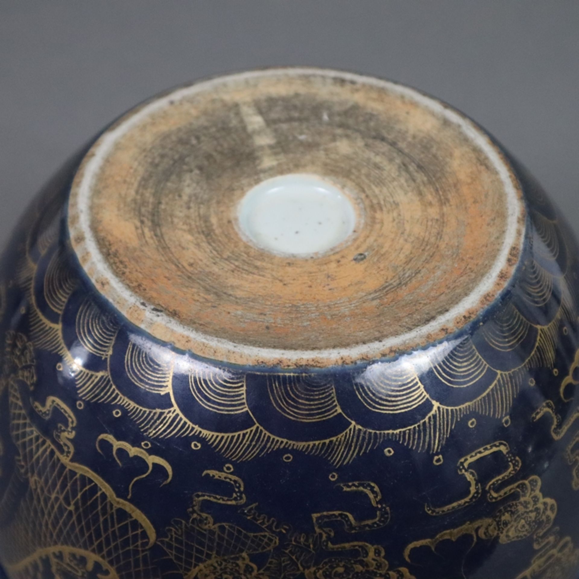 Cachepot - China, bauchiger Korpus, leicht ausgestellter, glatter Rand, außen kobaltblaue Glasur mi - Bild 7 aus 7