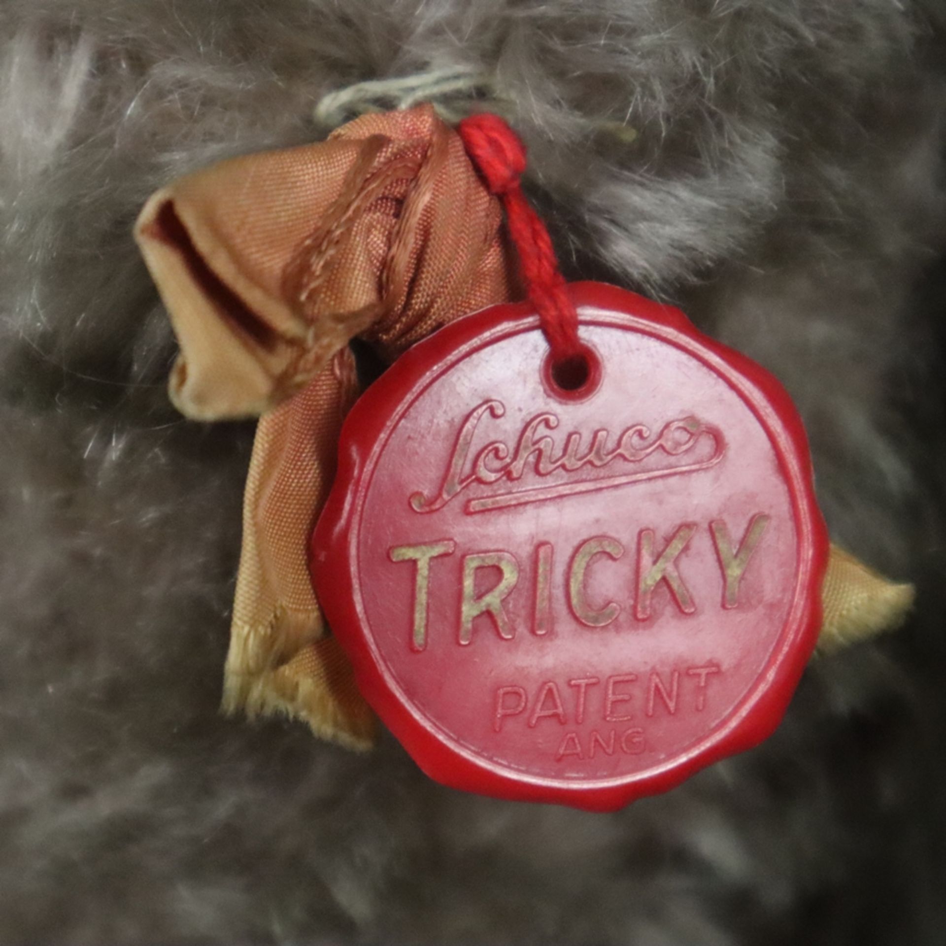 Teddy "Tricky" - Schuco, um 1950, Kunststoff-Brustschild mit Schleife, made in US Zone, Mohair, bew - Bild 4 aus 8