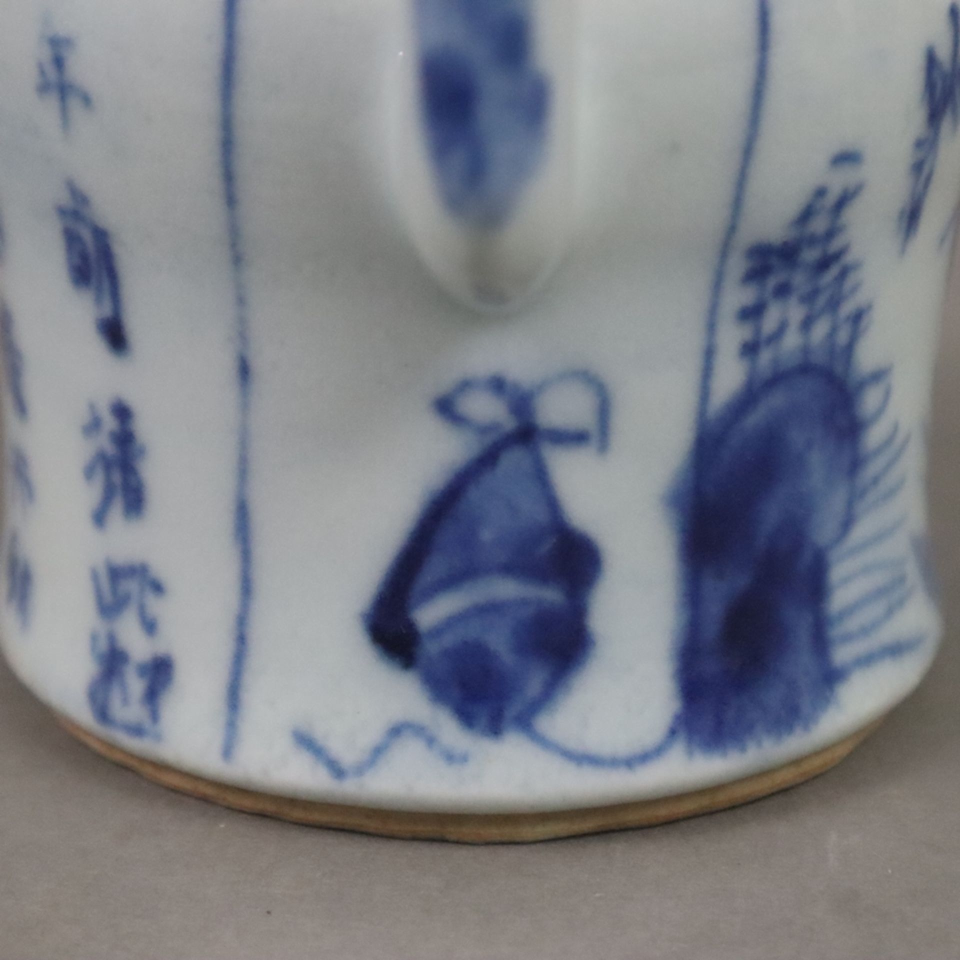 Teekännchen - China, Porzellan, hoher zentraler Bügelhenkel, bemalt mit Bootszene, Ornamenten und K - Bild 8 aus 9