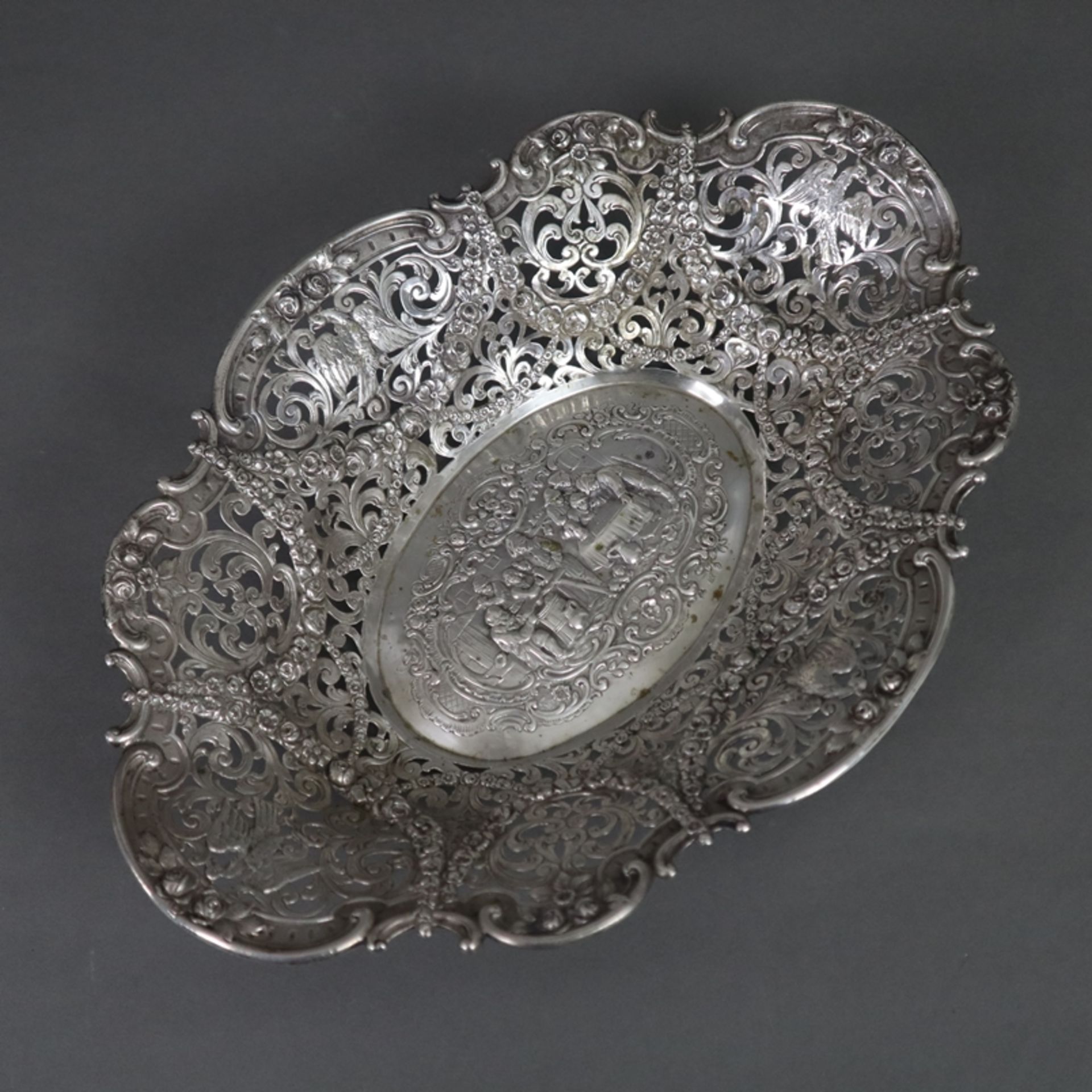 Üppig dekorierte Korbschale - deutsch, Silber 800/000, gestempelt, oval, geschweifte filigran durch