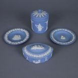 Konvolut Wedgwood - England, Jasperware in Wedgwoodblau, weißer Reliefdekor mit antikisierenden Fig