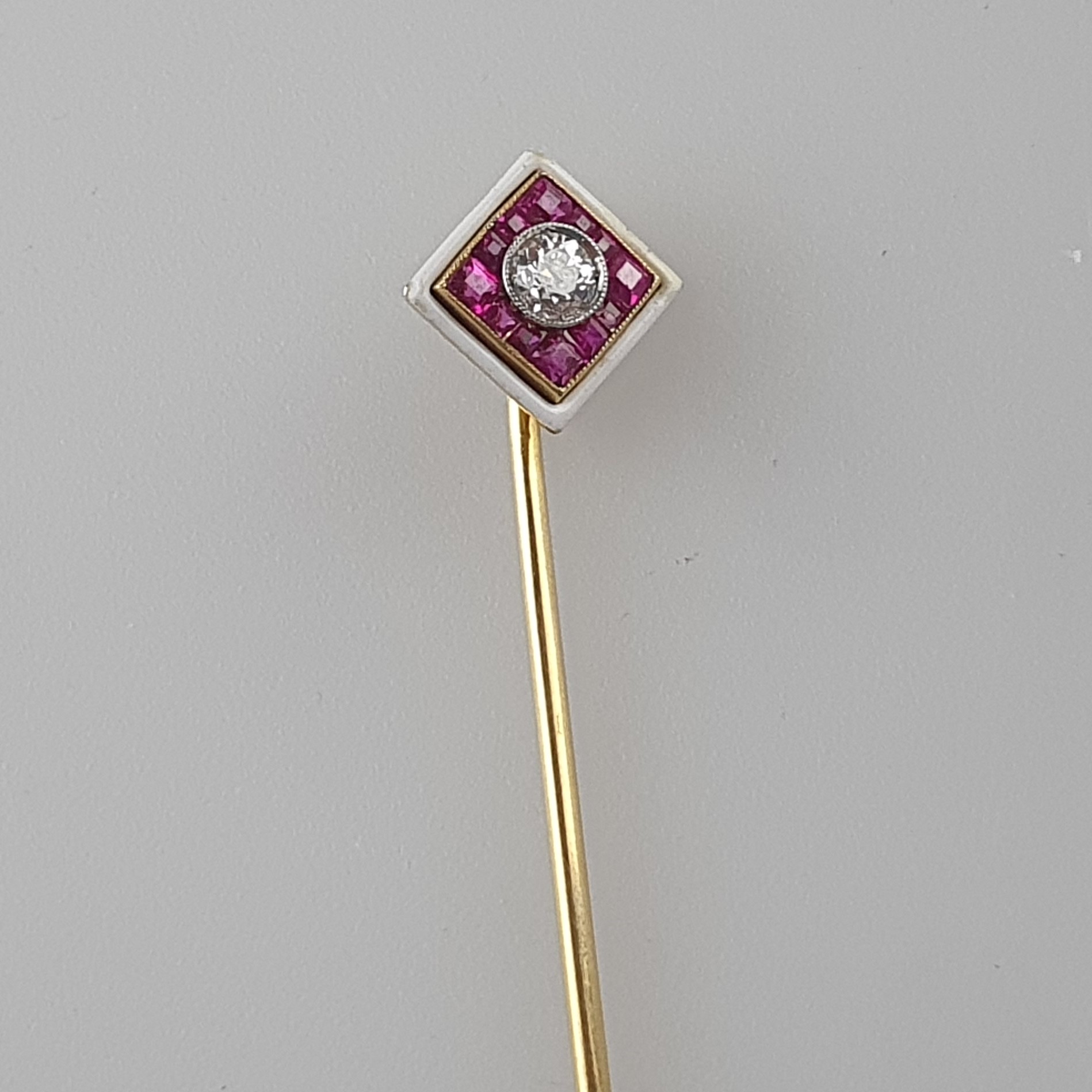 Emaillierte Krawattennadel mit Diamantsolitär - 14 Kt.-Gelbgold (585/000), rautenförmiger Kopf mitt