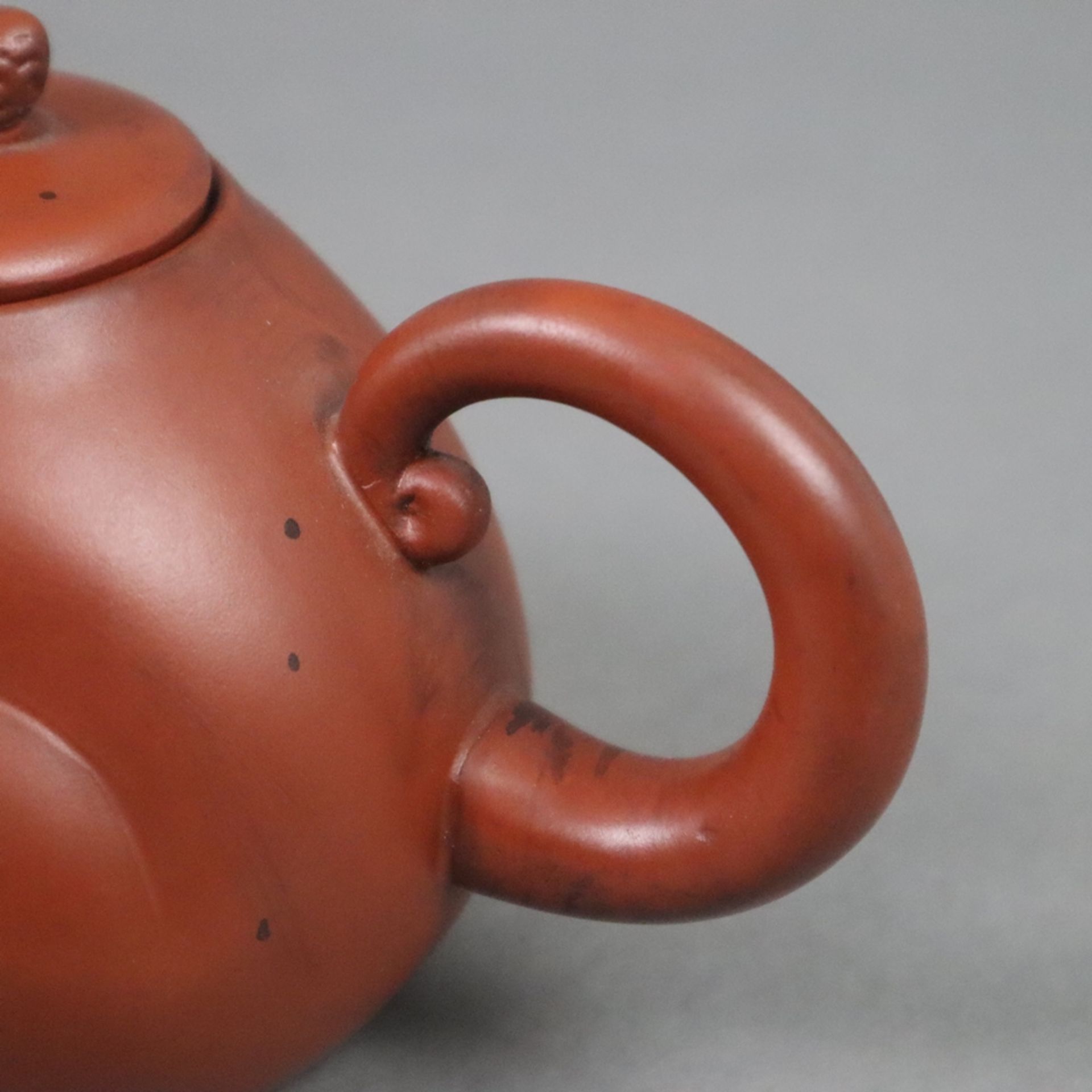 Teekännchen - China, Yixing-Keramik, Korpus in Gestalt einer Maus, wobei der Schwanz den Henkel bil - Bild 4 aus 6