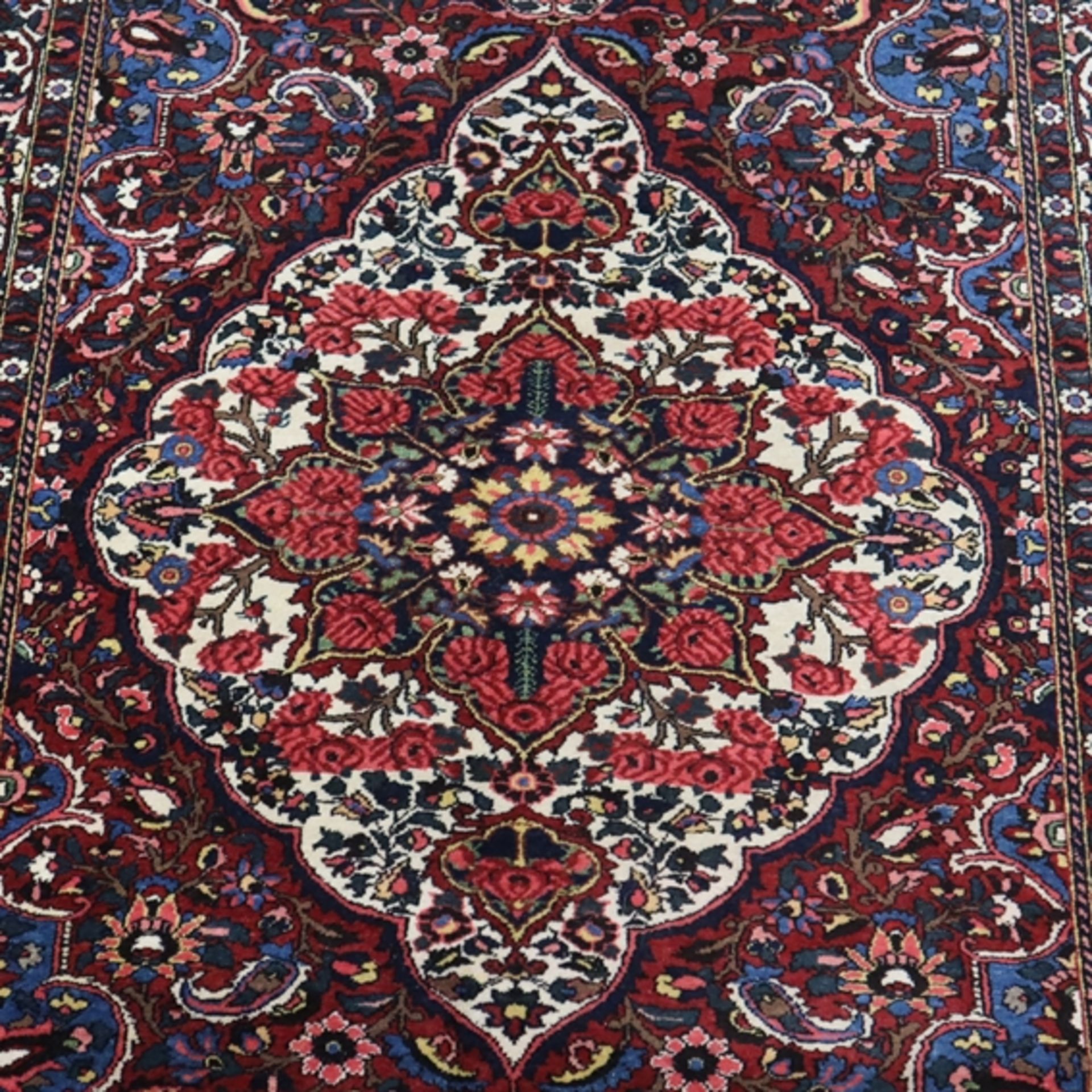 Orientteppich - 20. Jh., Wolle, floral und ornamental gemustert, Fransen an Kurzseiten, ca. 218 x 1 - Bild 2 aus 7