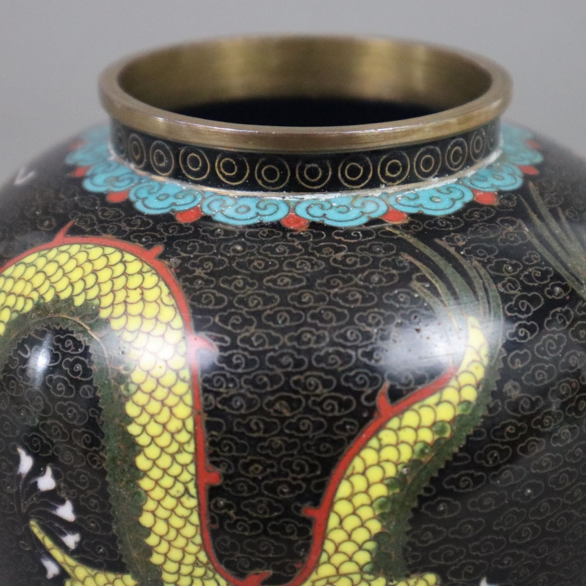 Cloisonné-Deckelvase mit Drachendekor - China, 20. Jh., Bronzelegierung, polychromes Email-Cloisonn - Bild 6 aus 7