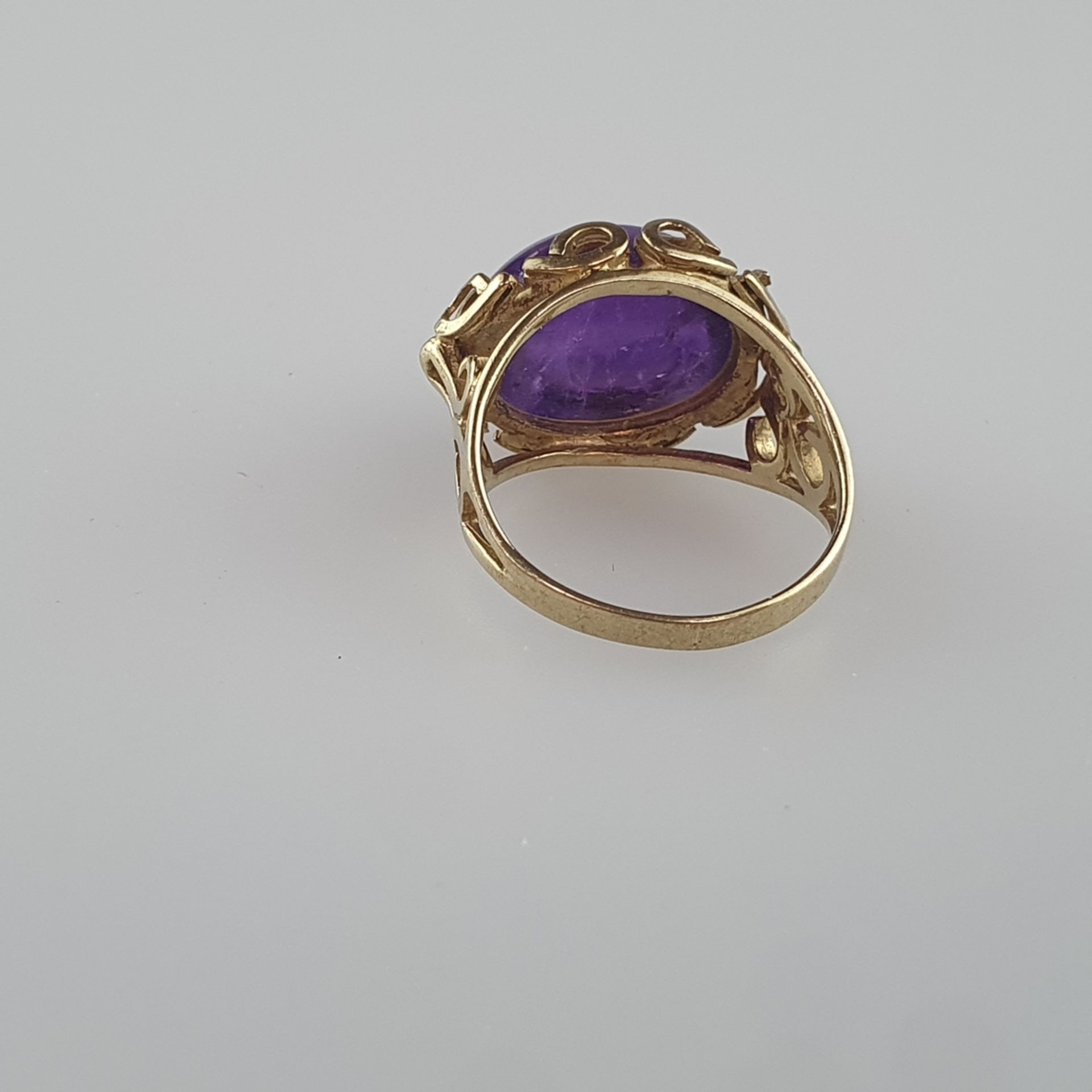 Amethystring - Gelbgold 333/000, gestempelt, ovaler Ringkopf mit hochgewölbtem Amethystcabochon von - Bild 4 aus 5