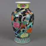 Vase mit glückverheißenden Motiven - China 20.Jh. gebauchter Balusterkorpus, auf schwarzem Fond üpp
