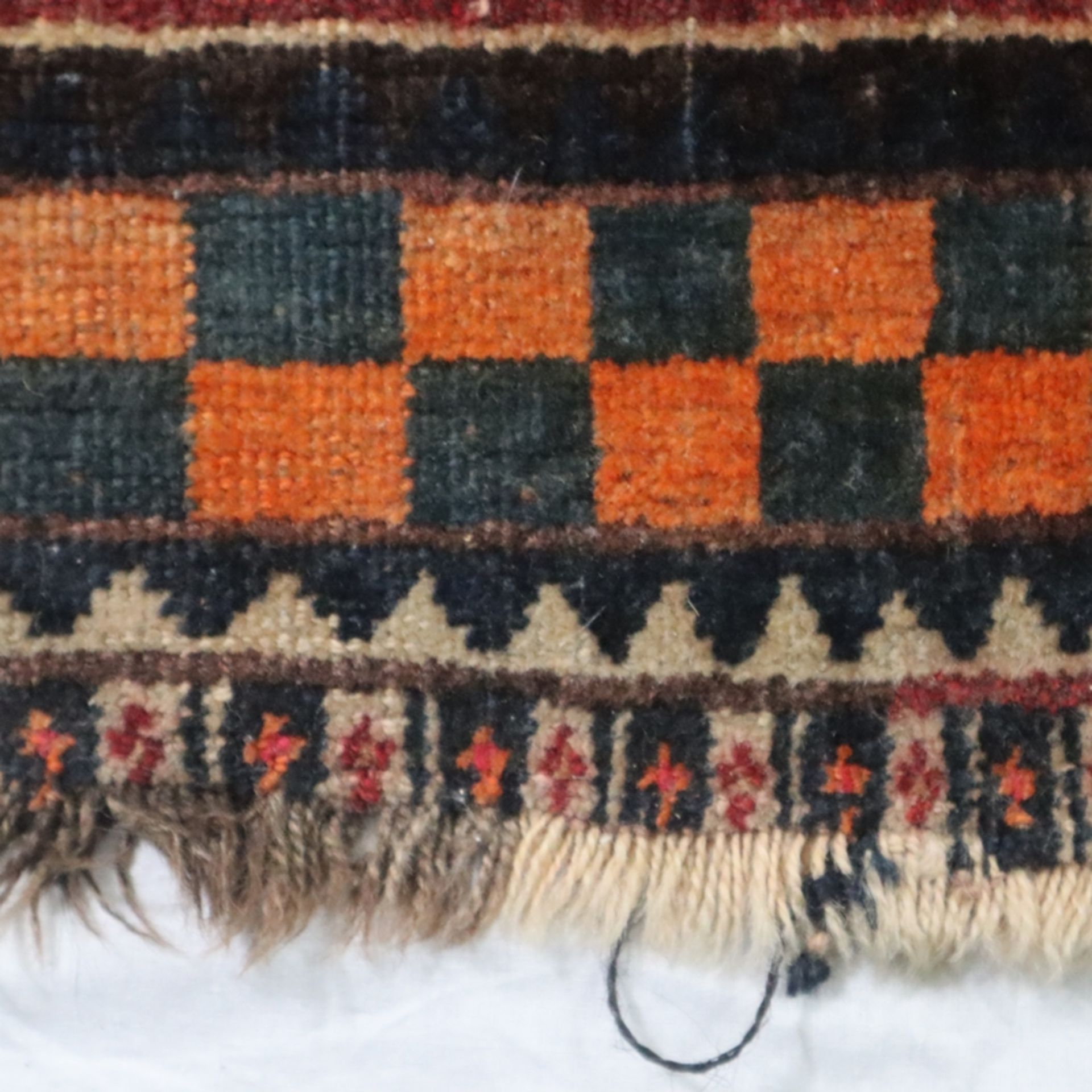 Teppich - wohl Kaukasus, Wolle, Pflanzenfarben, Vogelmuster, Rand mit Schachbrettmuster, Gebrauchss - Image 9 of 10