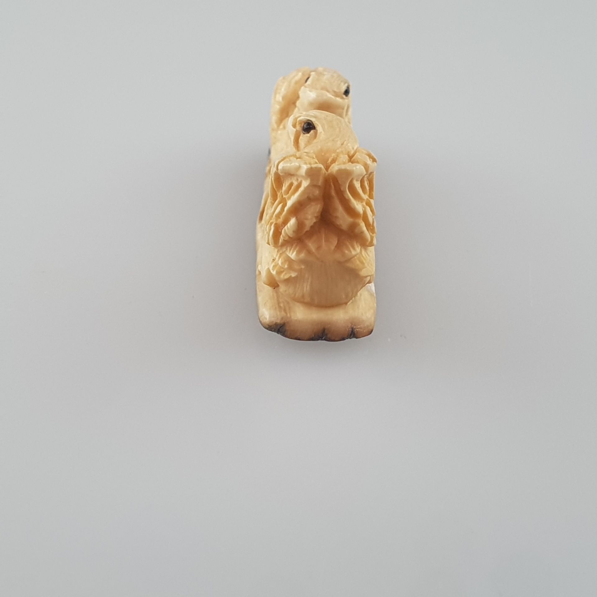 Netsuke - Mammutbein, vollrund geschnitzt, dunkel eingelegte Augen, Vogelpaar, signiert, Himotoshi  - Bild 5 aus 7