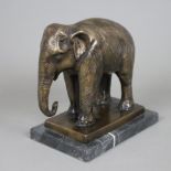 Tierfigur "Stehender Elefant" - Bronze, braun patiniert, naturalistische Darstellung auf rechteckig