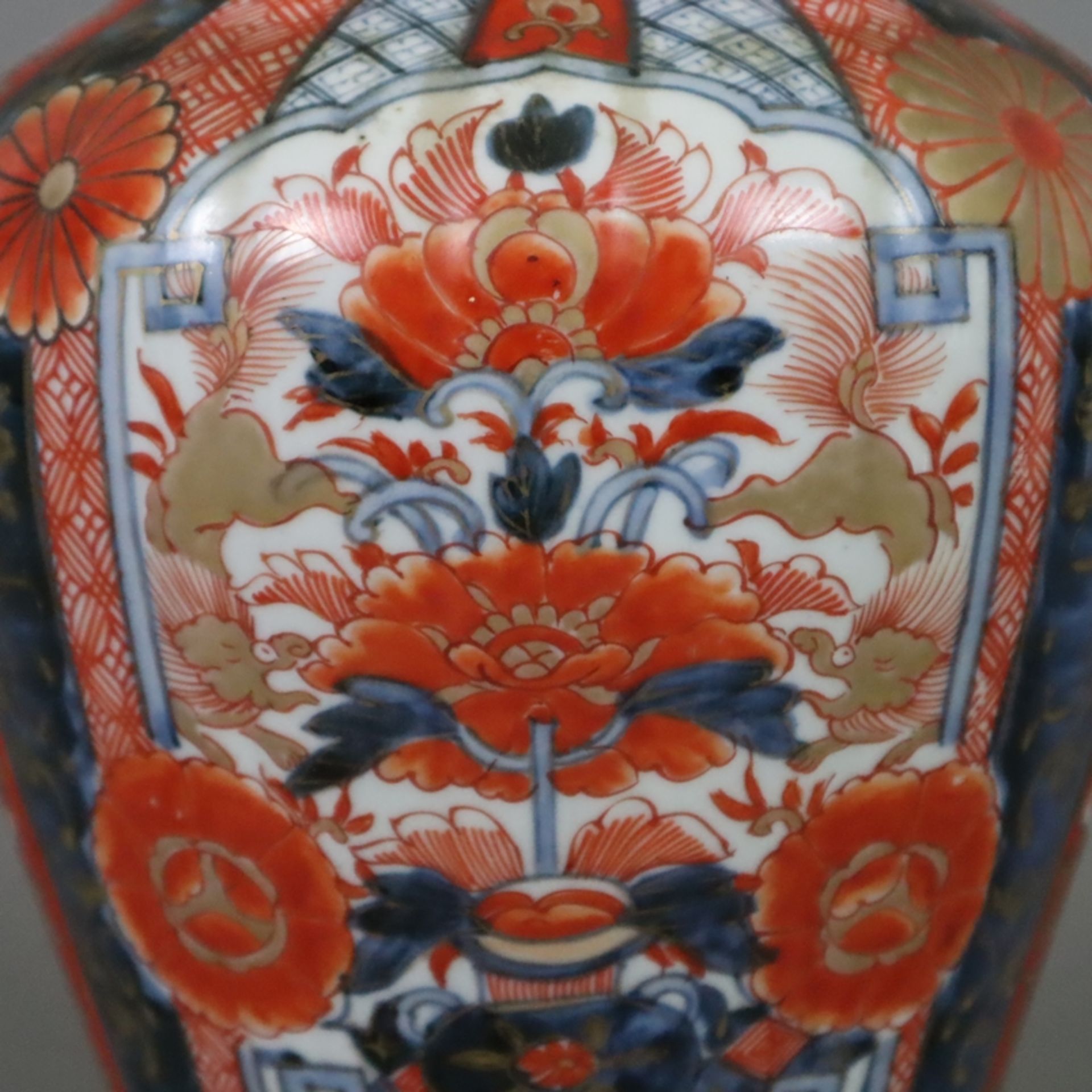 Imari Deckelvase - Japan, hochbauchige Balustervase mit leicht gerippter Wandung, schwerer Haubende - Bild 5 aus 9