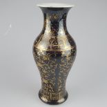 Balustervase- China, Porzellan, außen schwarze Glasur mit umlaufendem Dekor von mäandrierenden blüh