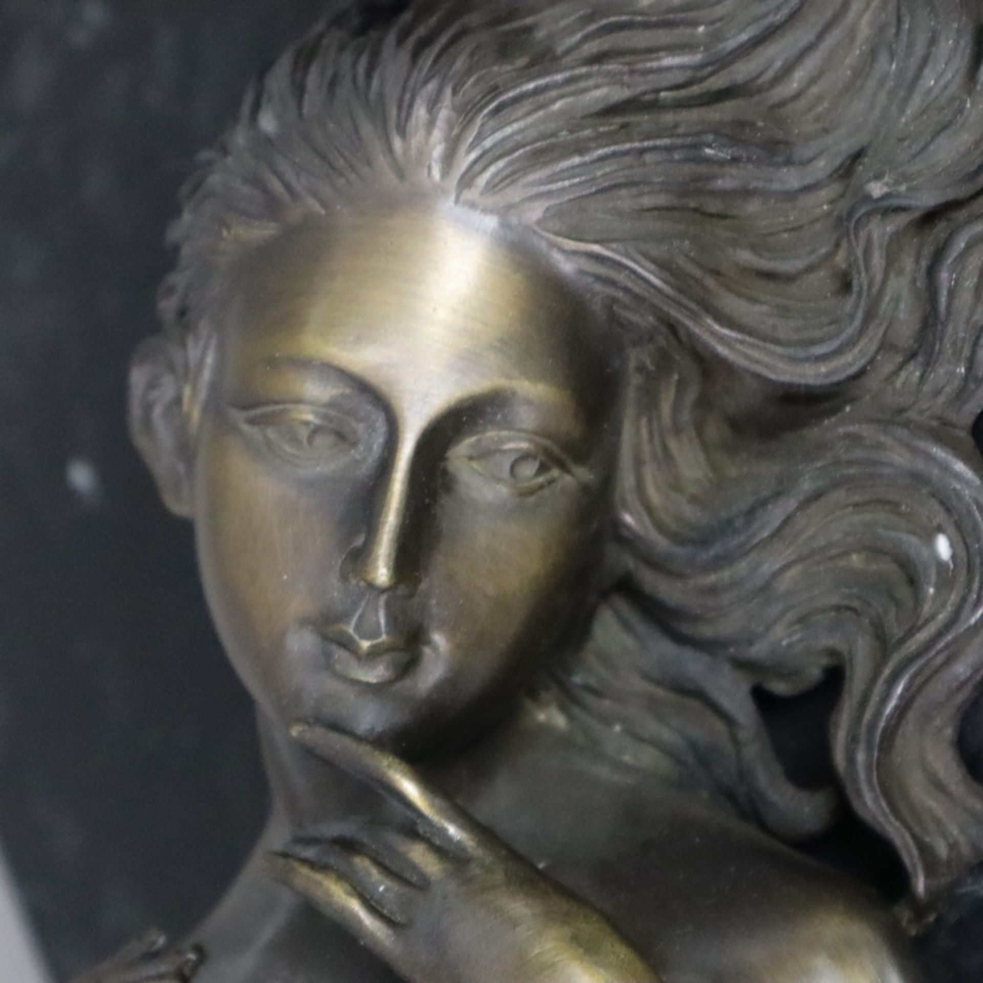 Unbekleidete Venus auf Marmorpodest liegend - Bronze, 20. Jh., weiblicher Akt in lasziv ausgestreck - Bild 3 aus 10